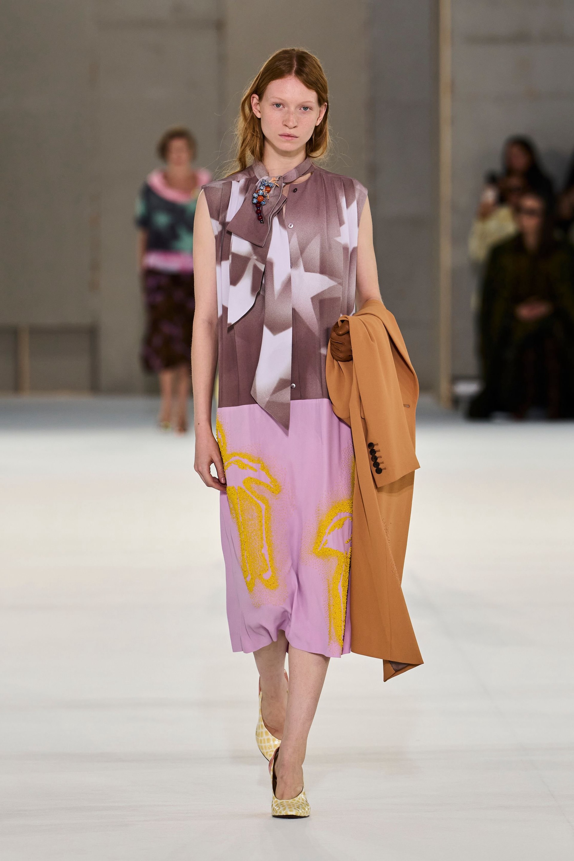 Hinh anh Dries Van Noten Xuân Hè 2027: “Nữ minh tinh” toả sáng trên đường phố 18