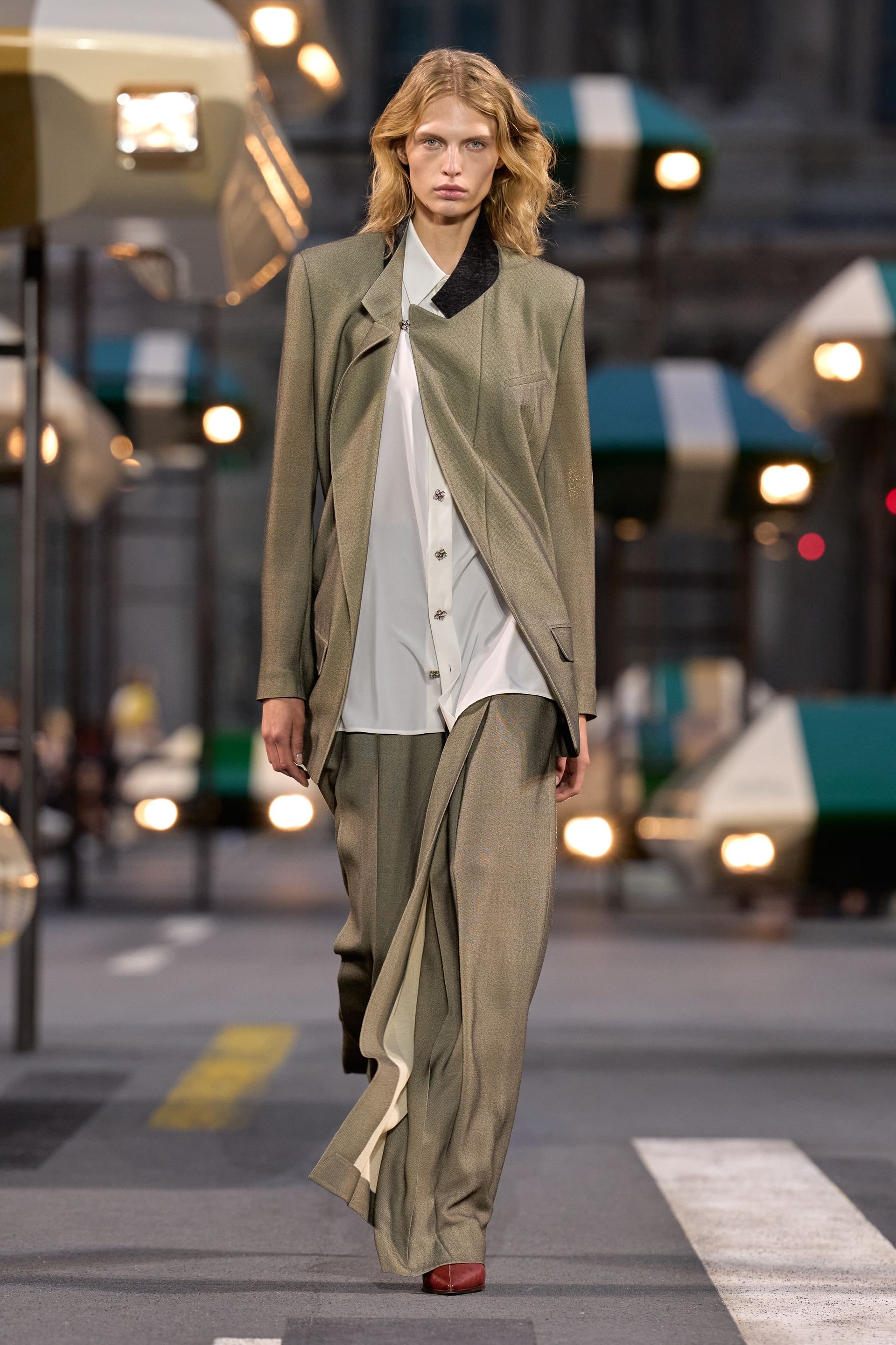Hinh anh Louis Vuitton Spring/Summer 2027: Quá khứ, hiện tại và tương lai sóng bước trên đại lộ thời gian 25