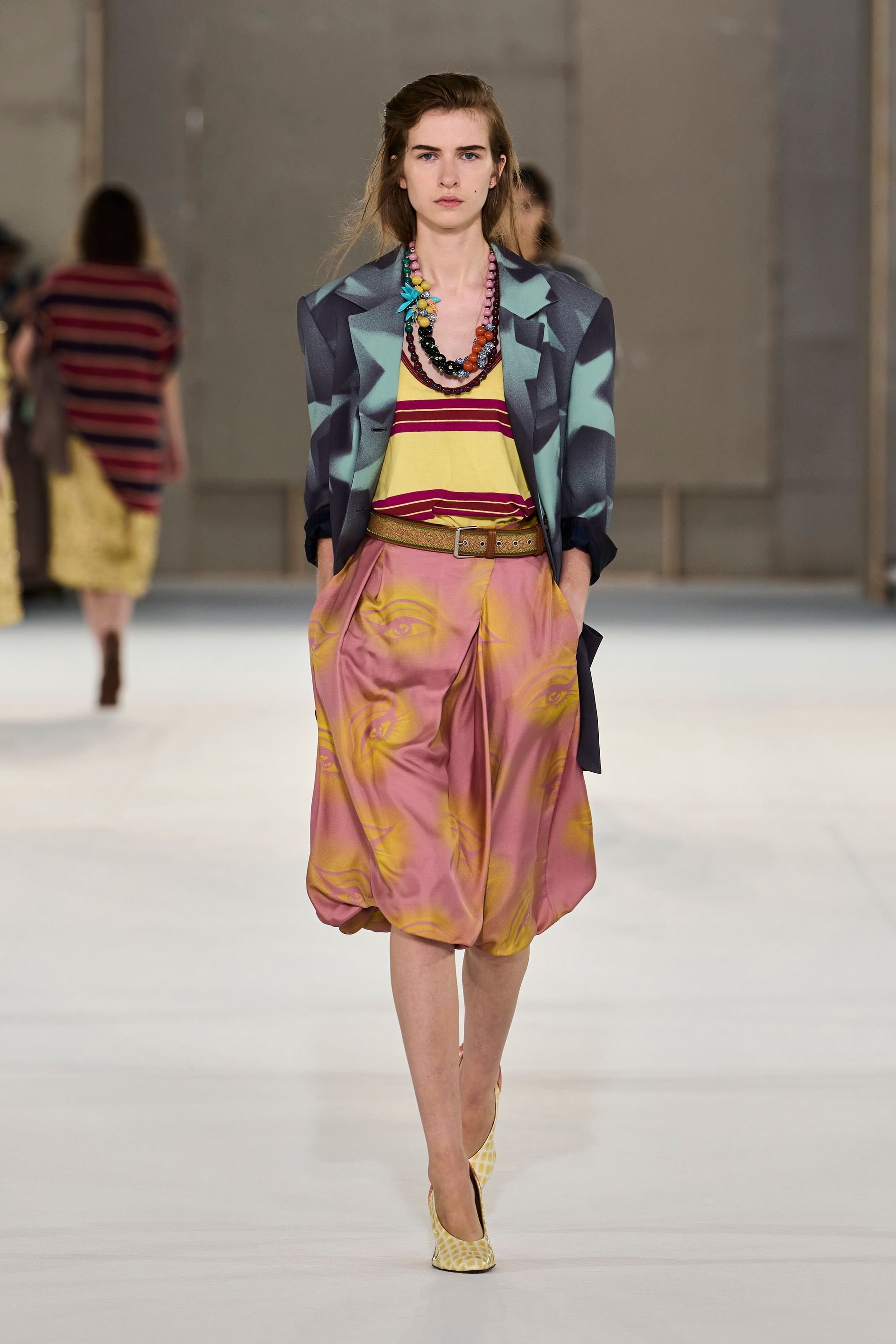 Hinh anh Dries Van Noten Xuân Hè 2027: “Nữ minh tinh” toả sáng trên đường phố 21