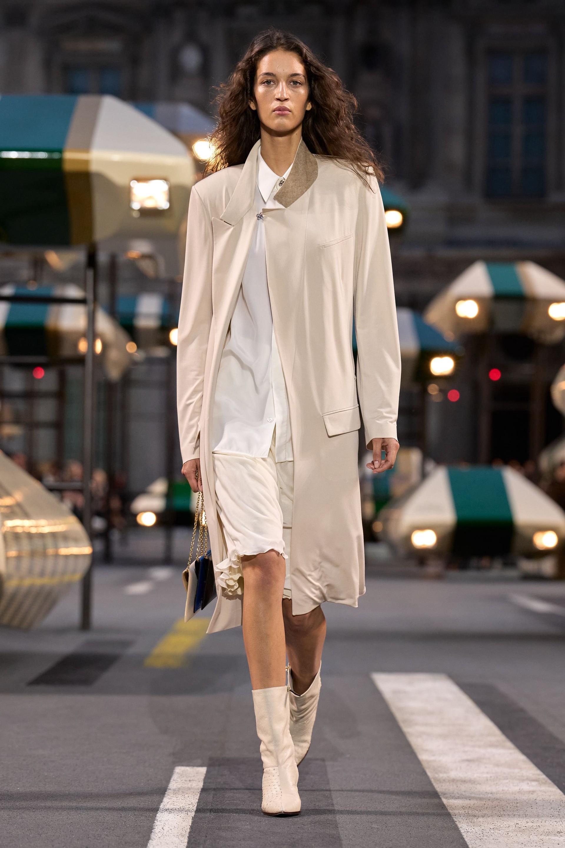 Hinh anh Louis Vuitton Spring/Summer 2027: Quá khứ, hiện tại và tương lai sóng bước trên đại lộ thời gian 23