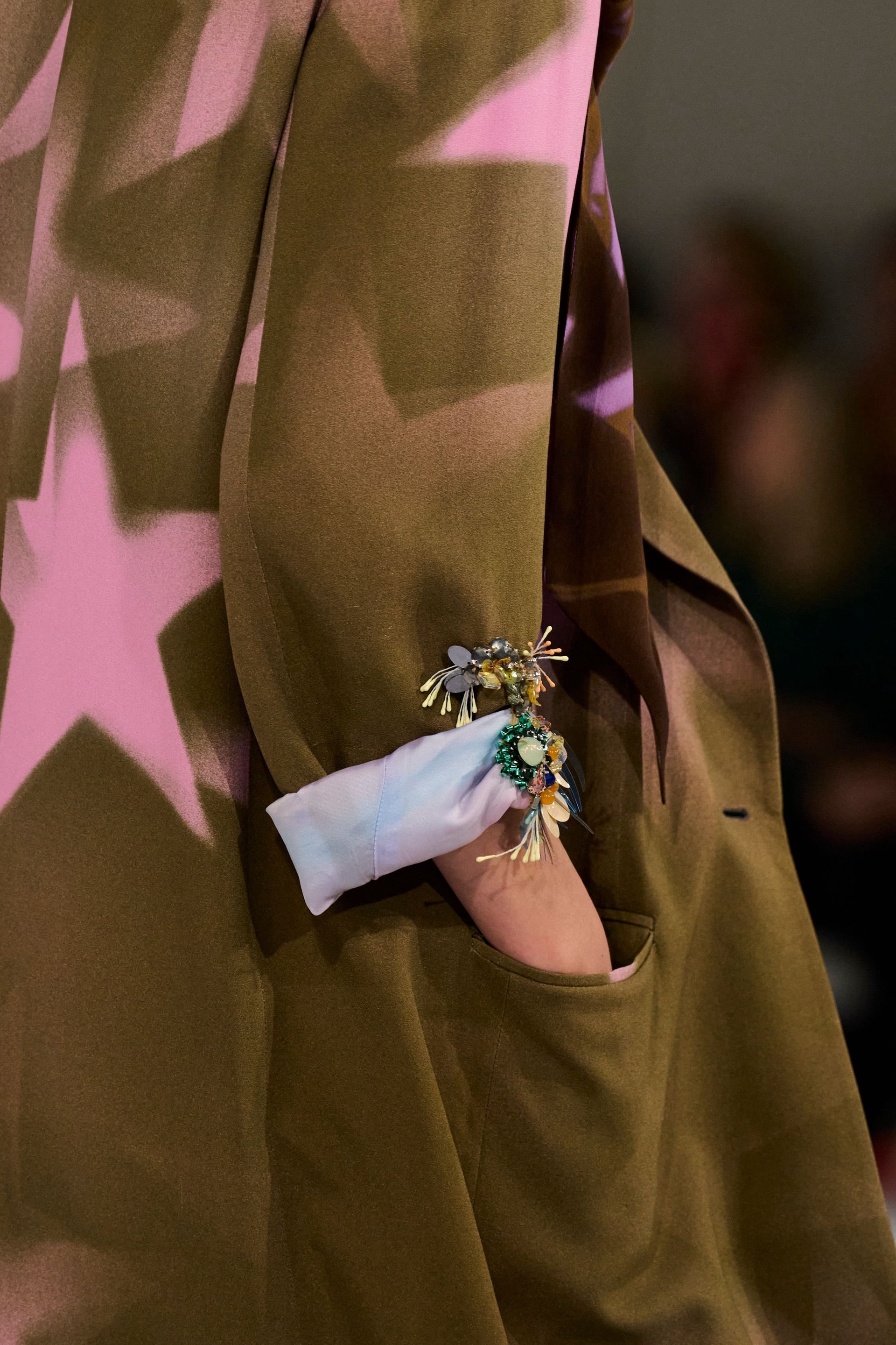 Hinh anh Dries Van Noten Xuân Hè 2027: “Nữ minh tinh” toả sáng trên đường phố 30
