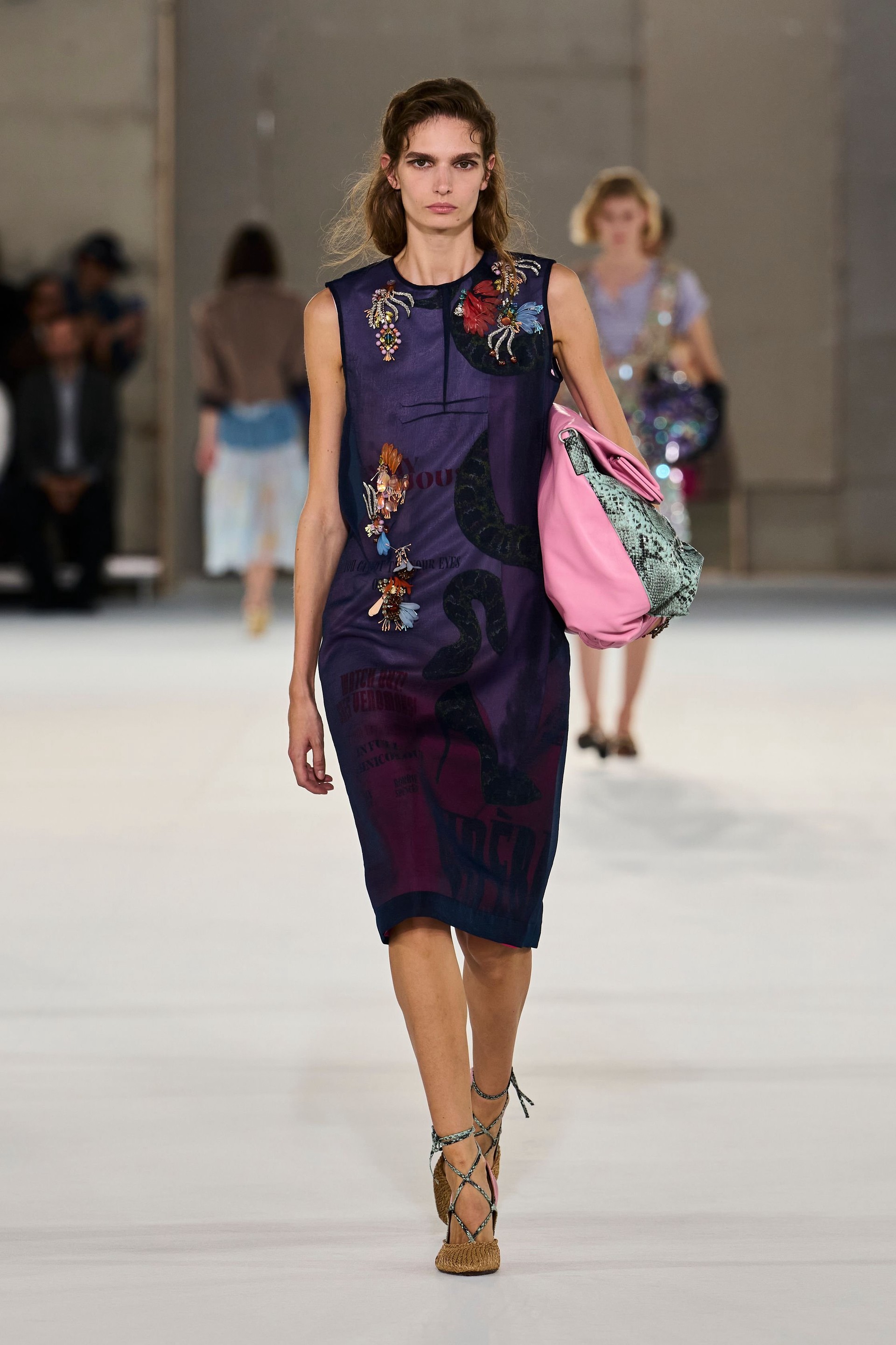 Hinh anh Dries Van Noten Xuân Hè 2027: “Nữ minh tinh” toả sáng trên đường phố 12