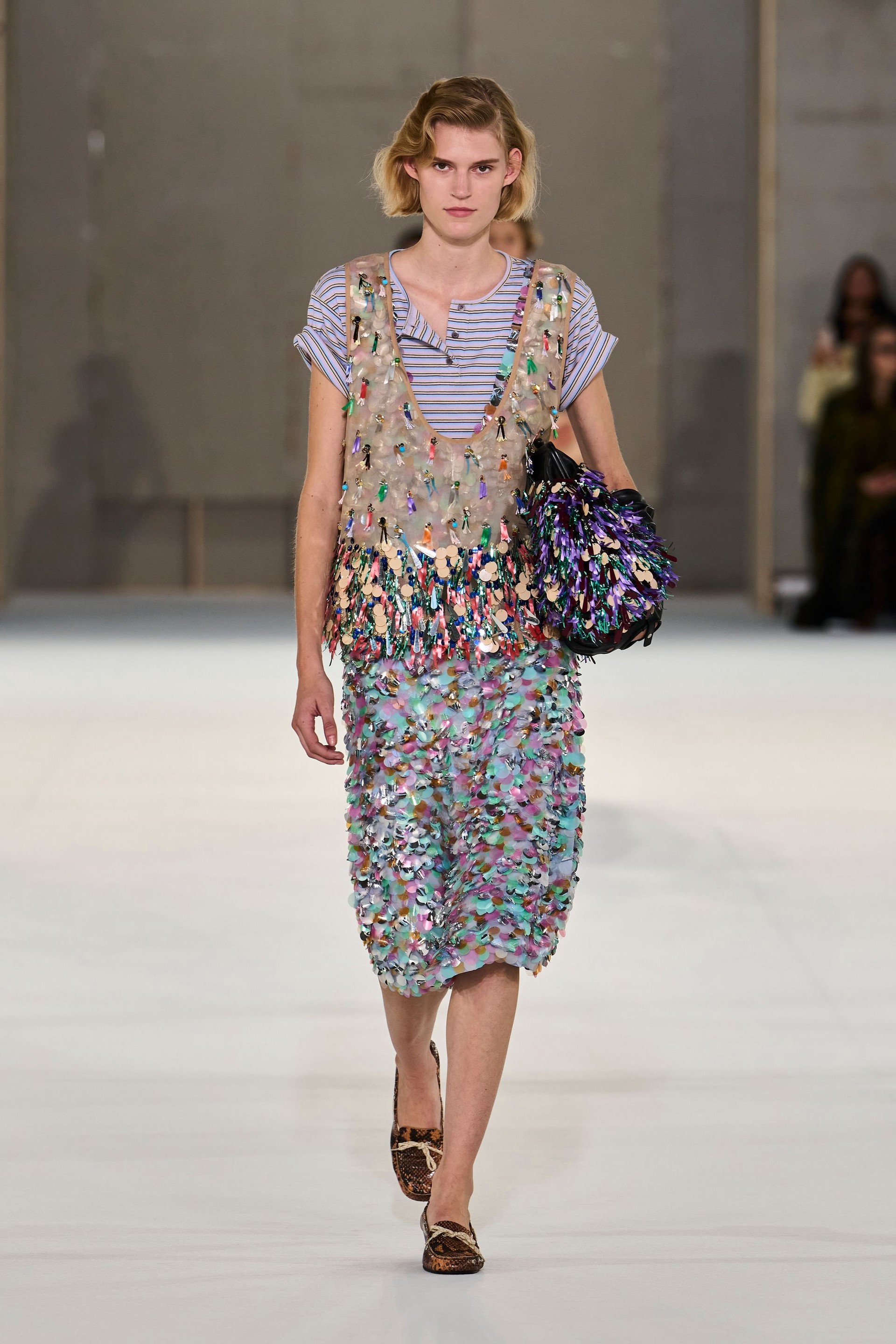 Hinh anh Dries Van Noten Xuân Hè 2027: “Nữ minh tinh” toả sáng trên đường phố 23