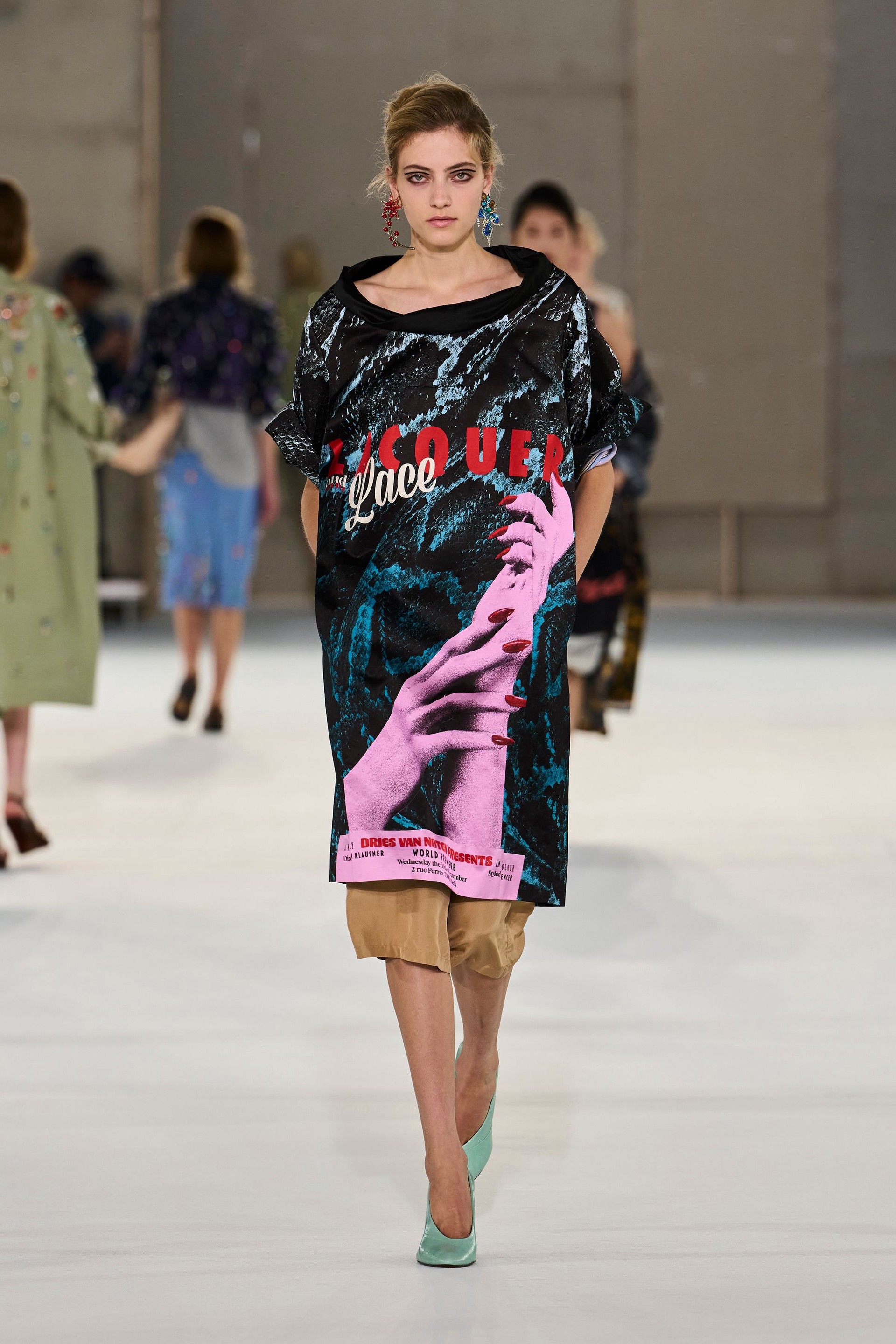 Hinh anh Dries Van Noten Xuân Hè 2027: “Nữ minh tinh” toả sáng trên đường phố 10