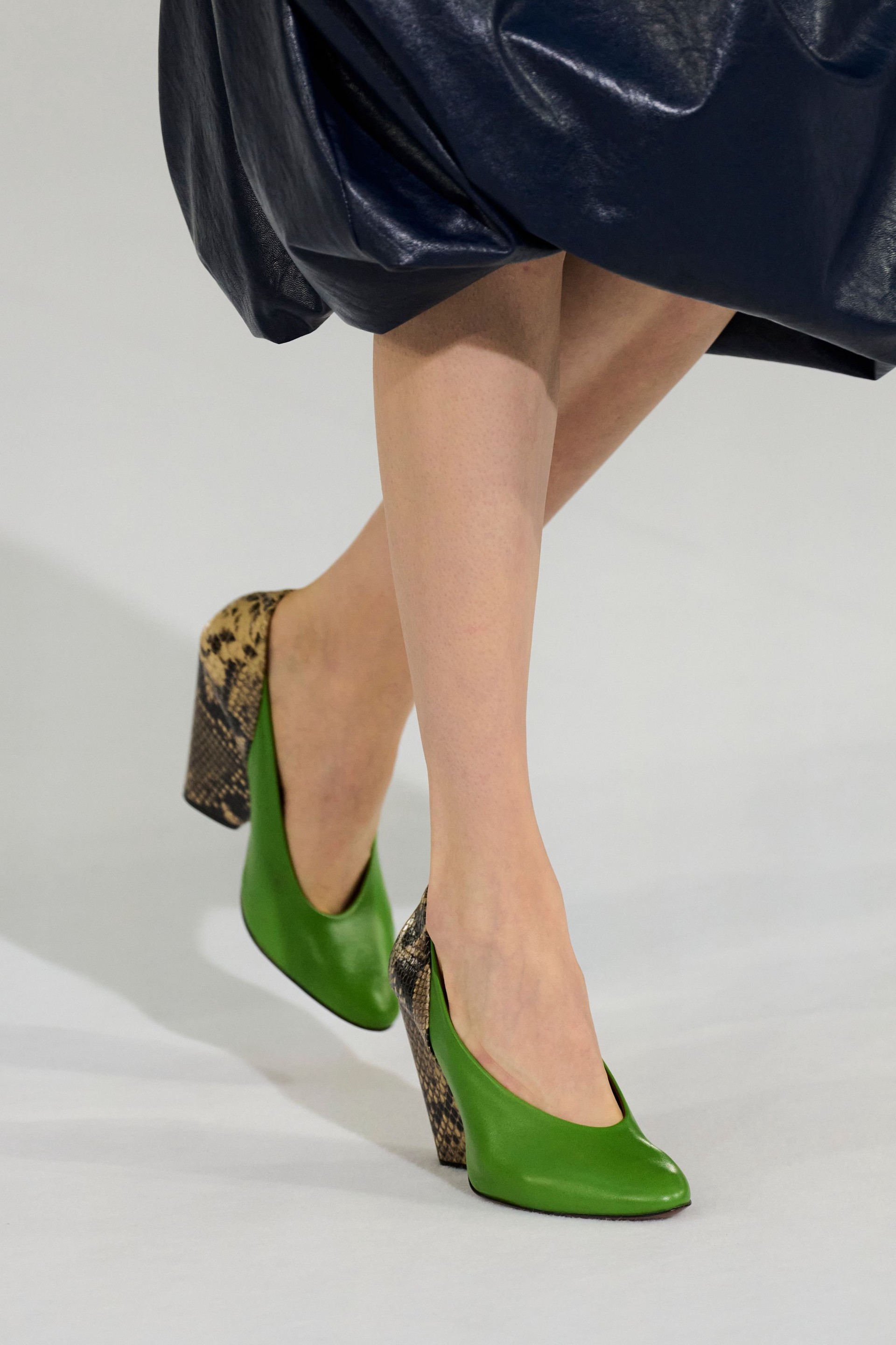 Hinh anh Dries Van Noten Xuân Hè 2027: “Nữ minh tinh” toả sáng trên đường phố 40