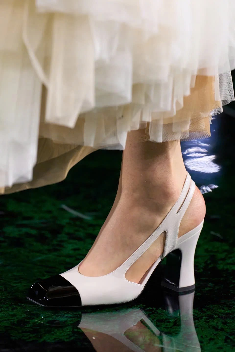 Hinh anh Blazy gọi quá trình này là “Chanel-ized”. 11