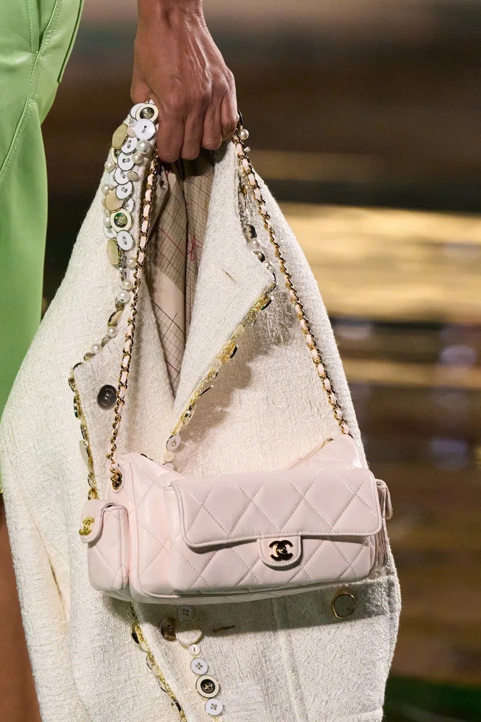 Hinh anh Blazy gọi quá trình này là “Chanel-ized”. 21