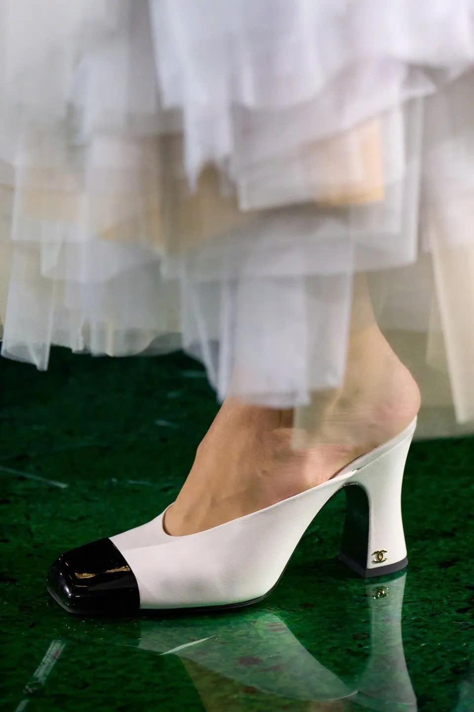 Hinh anh Blazy gọi quá trình này là “Chanel-ized”. 12
