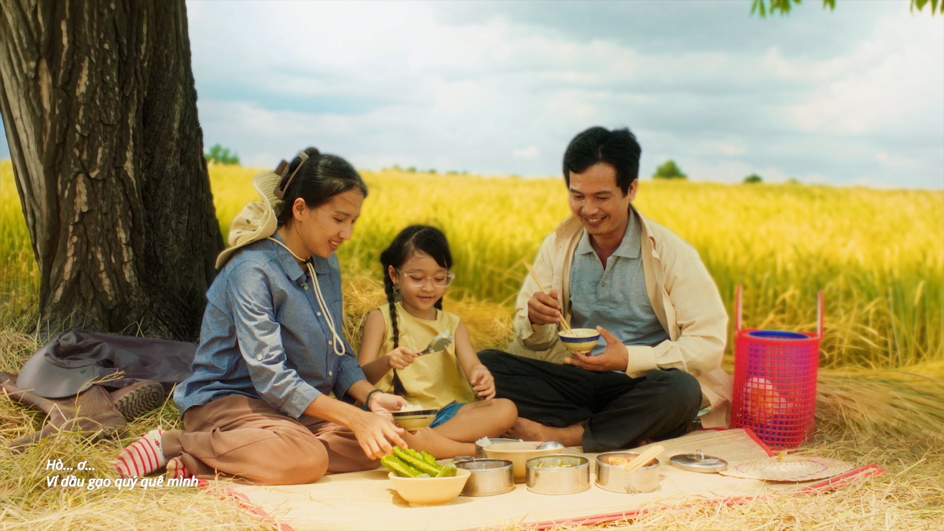 Hinh anh Đó không chỉ là những ký ức của cá nhân, của quê hương, đất nước, là tự trải qua hay nghe kể lại; mà còn phản ánh được thời đại này. 2
