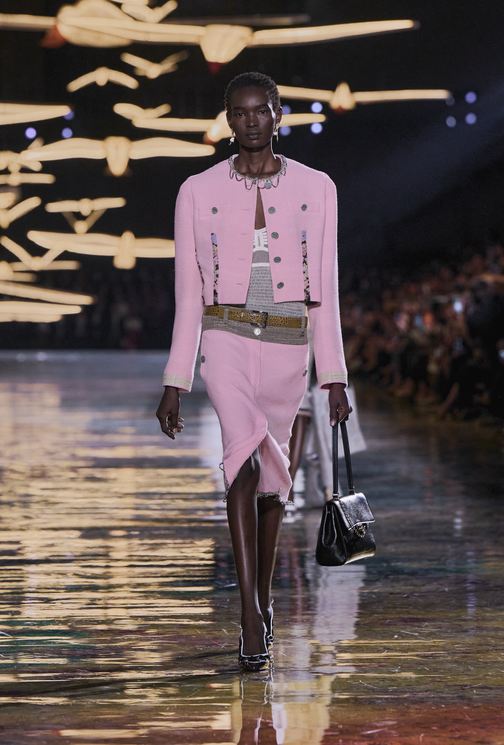 Hinh anh Blazy gọi quá trình này là “Chanel-ized”. 31