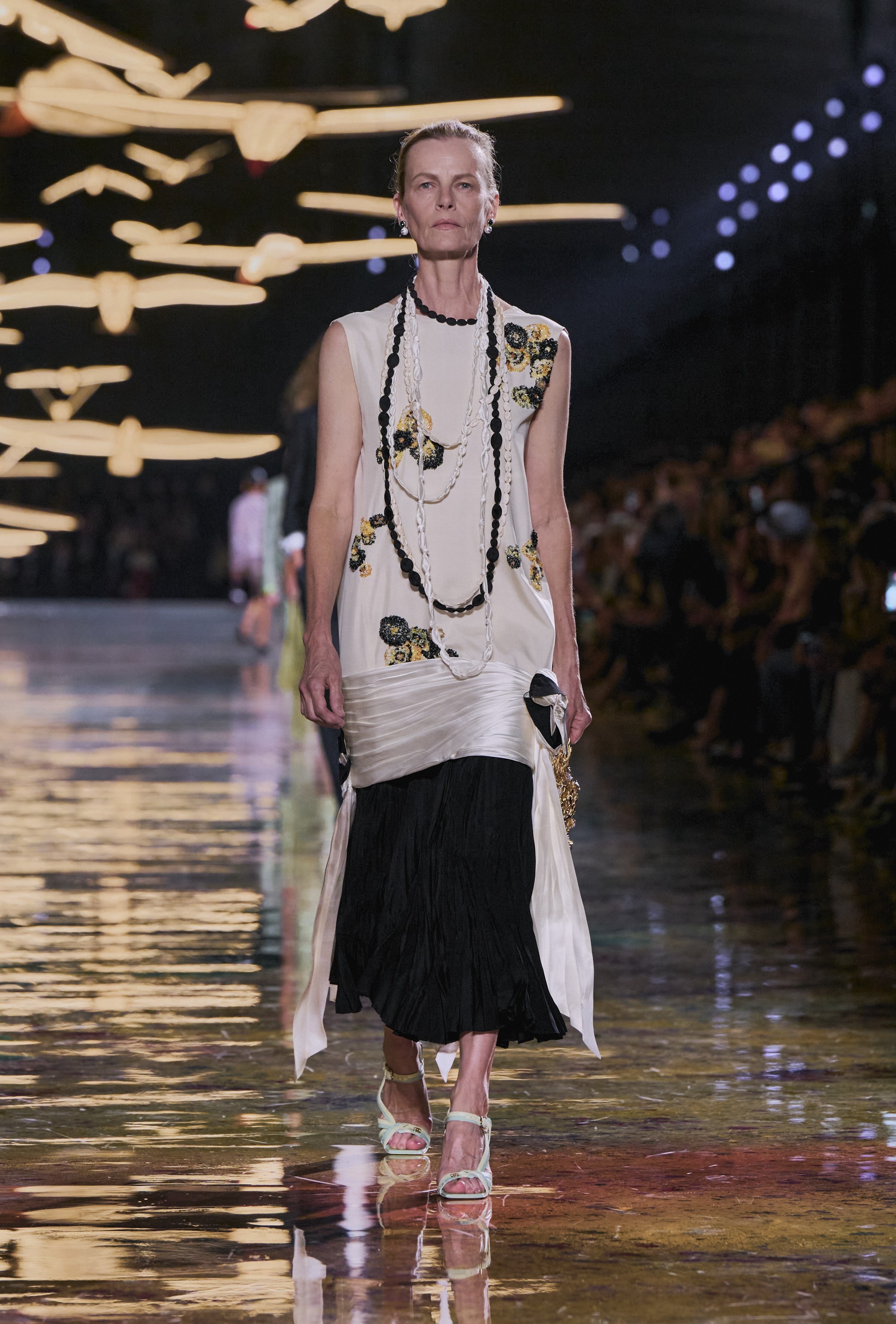 Hinh anh Blazy gọi quá trình này là “Chanel-ized”. 13