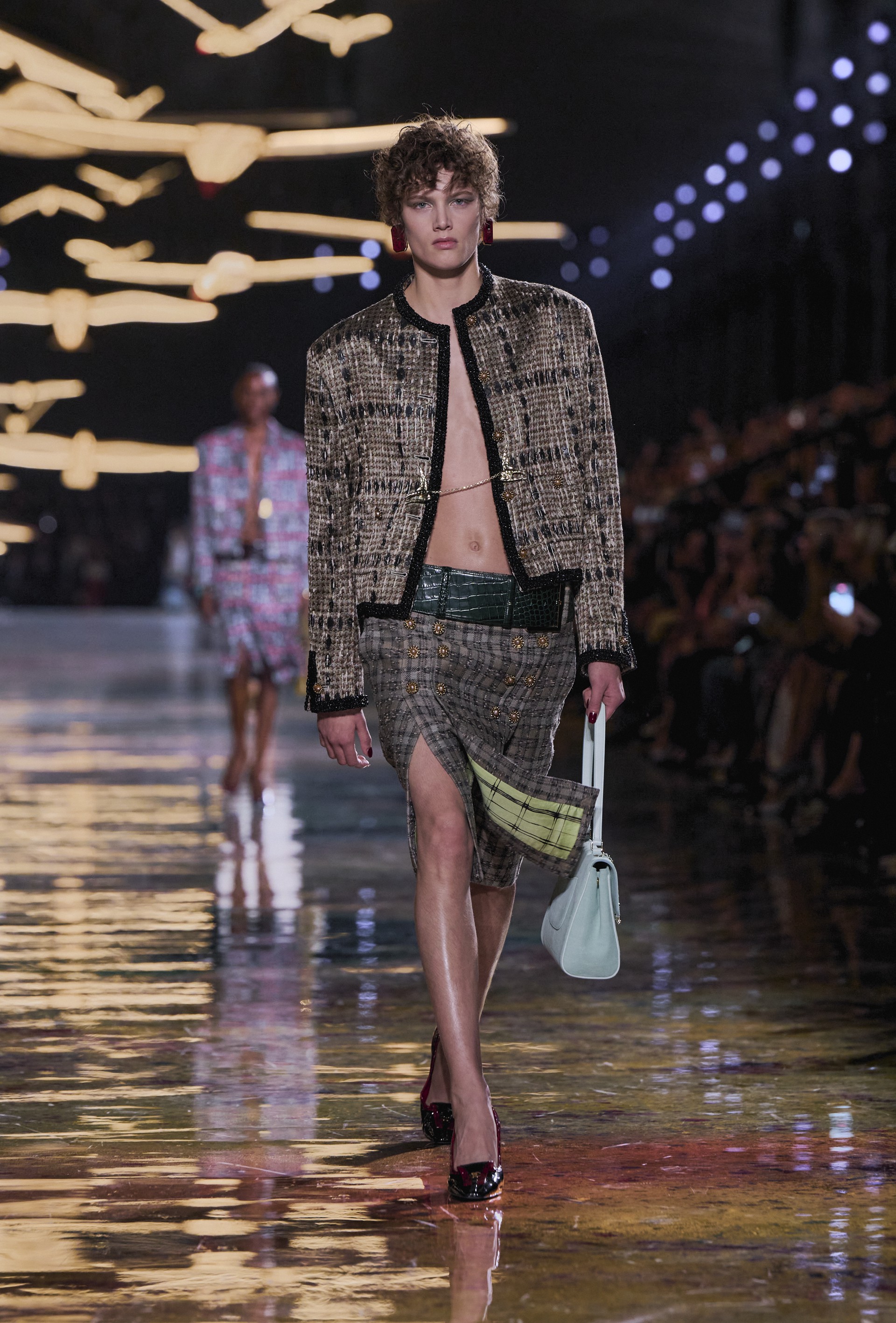 Hinh anh Blazy gọi quá trình này là “Chanel-ized”. 34