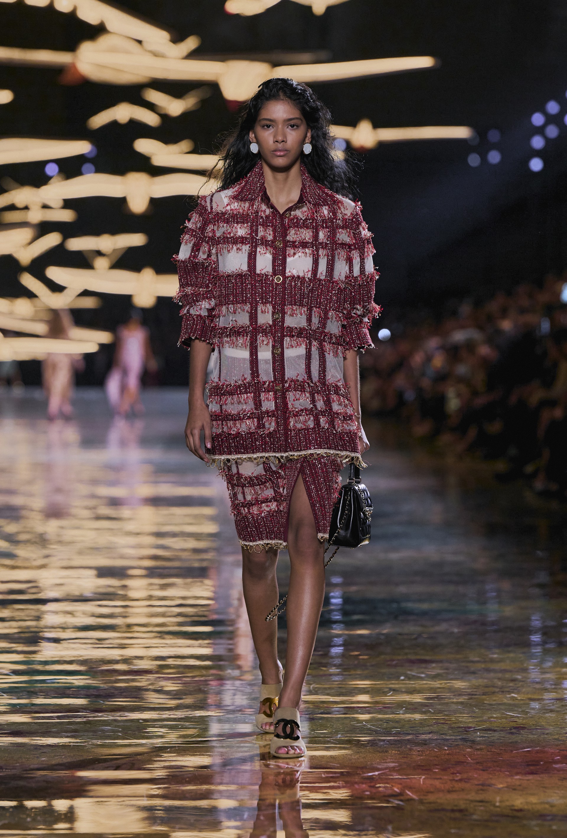 Hinh anh Blazy gọi quá trình này là “Chanel-ized”. 16
