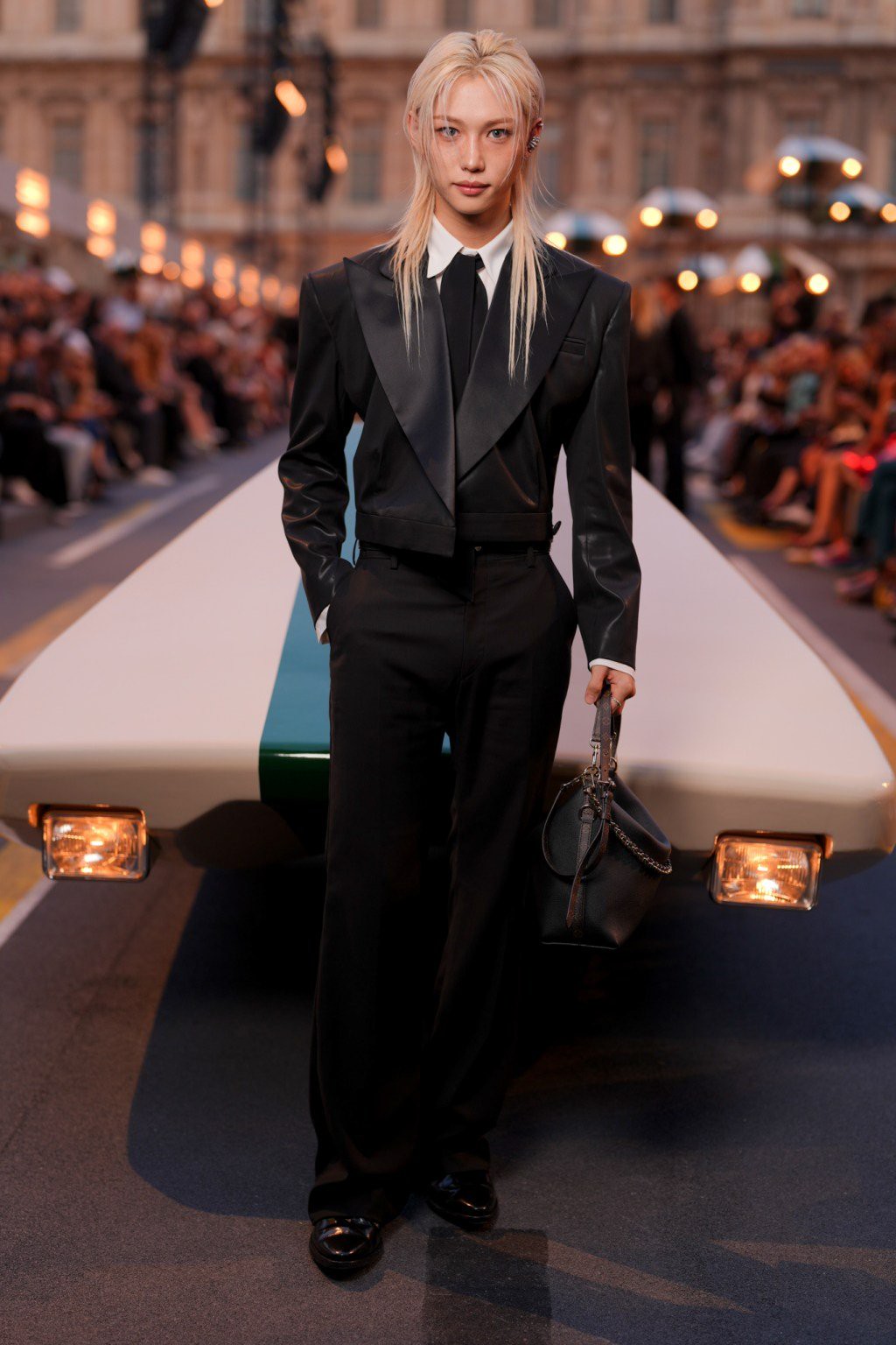 Hinh anh Louis Vuitton Spring/Summer 2027: Quá khứ, hiện tại và tương lai sóng bước trên đại lộ thời gian 5