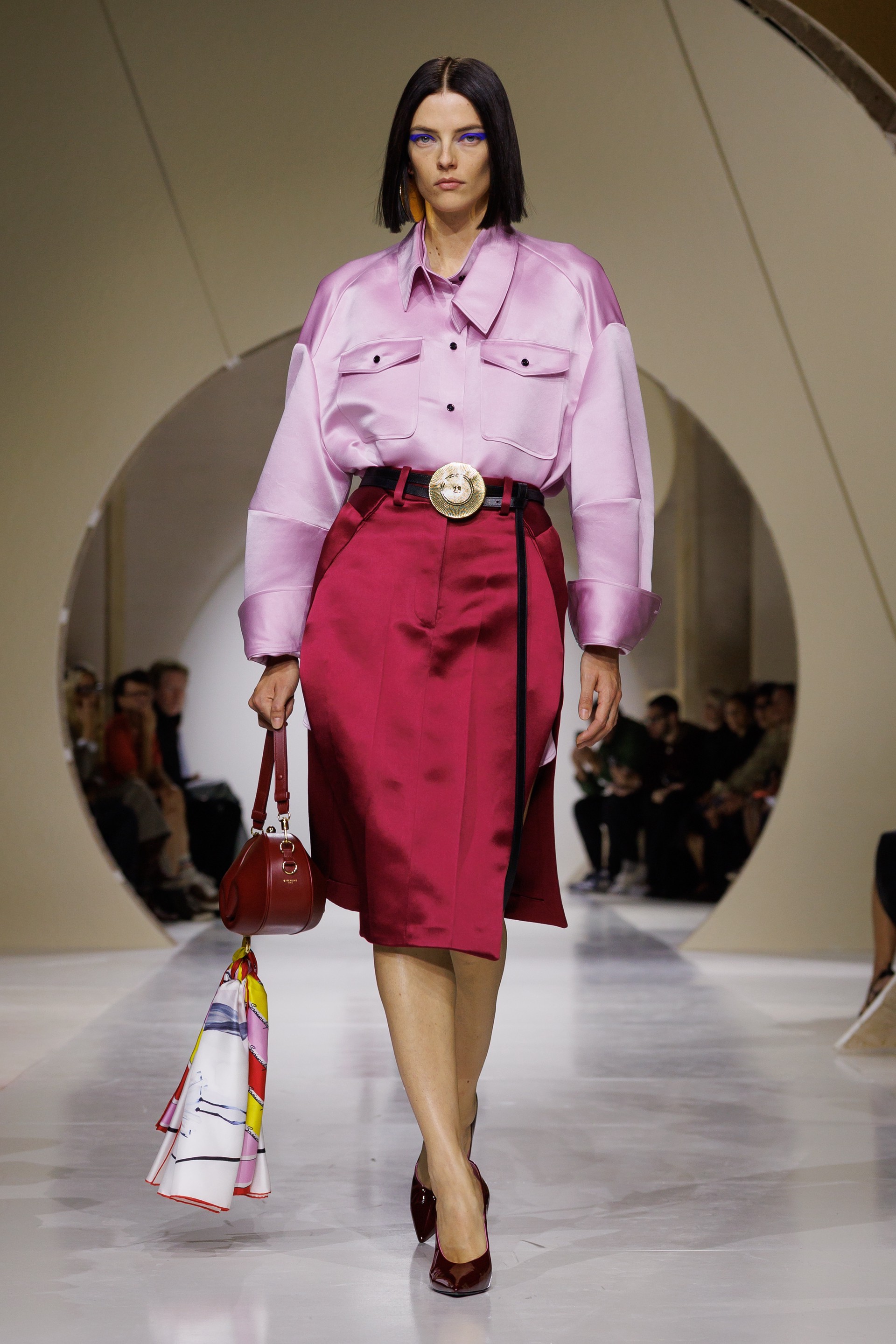 Hinh anh Givenchy Xuân Hè 2027: Thời kỳ hoàng kim của những người phụ nữ Givenchy đã trở lại 9