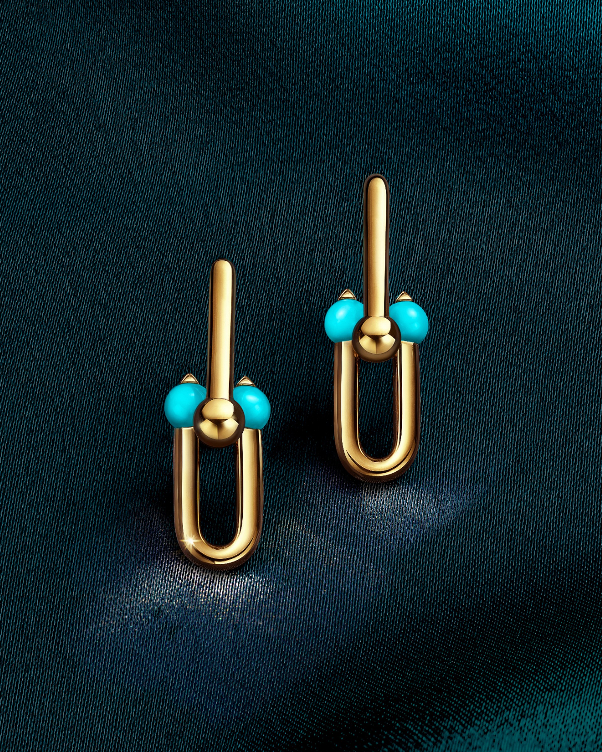 Hinh anh Tiffany & Co. điểm ánh ngọc trai Akoya trên mắt xích HardWear 2
