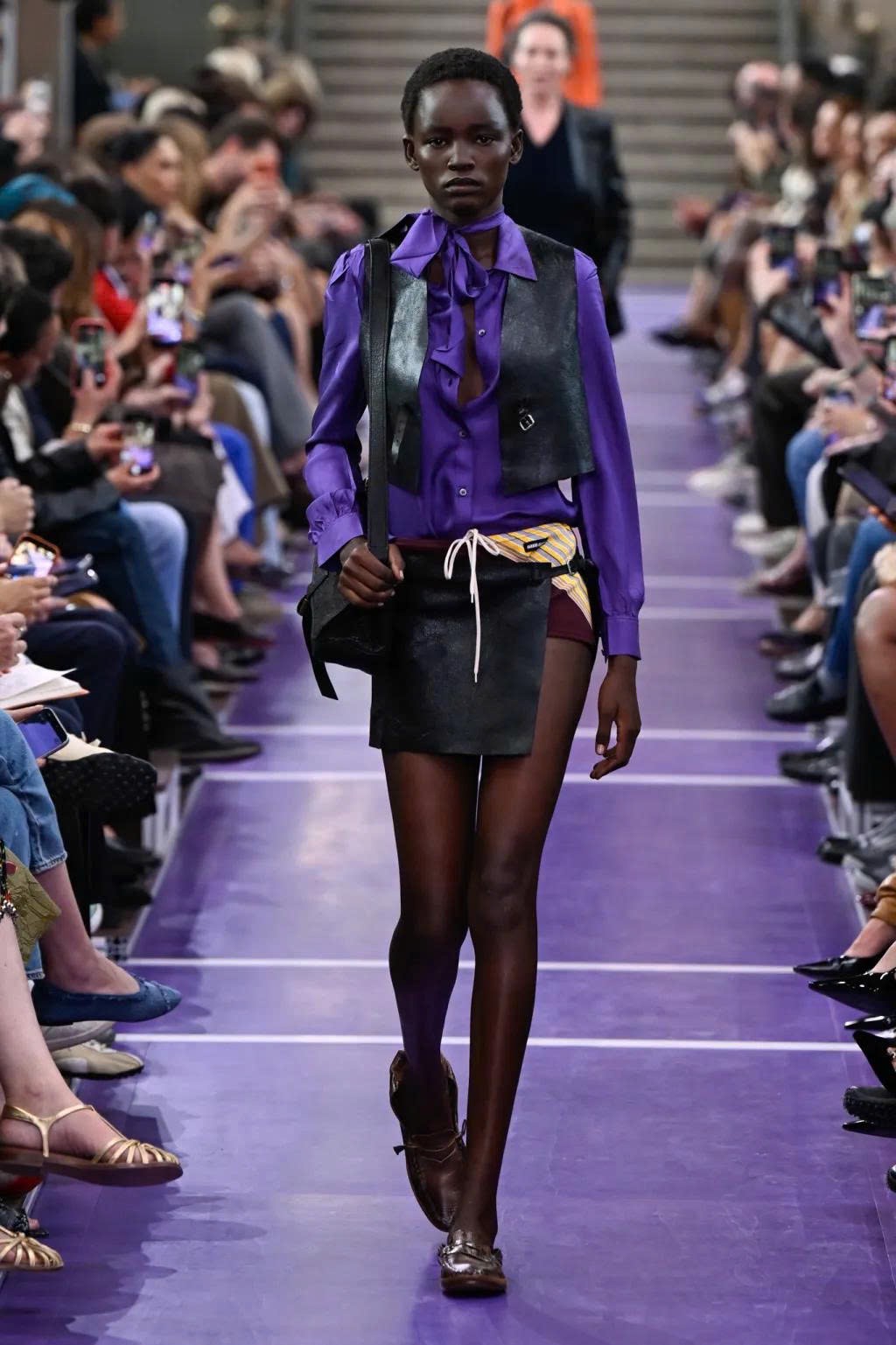 Hinh anh Miu Miu Spring/Summer 2027: Nghệ thuật làm mới những điều quen thuộc 33