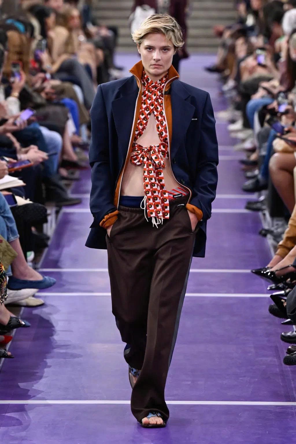 Hinh anh Miu Miu Spring/Summer 2027: Nghệ thuật làm mới những điều quen thuộc 27