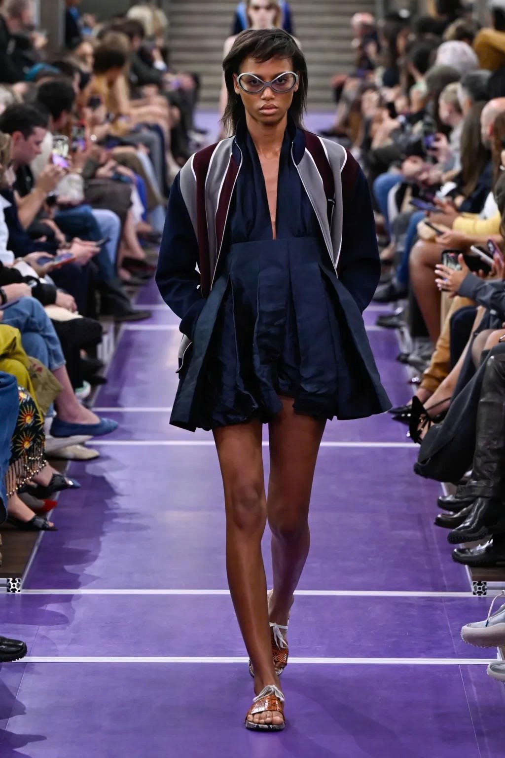 Hinh anh Miu Miu Spring/Summer 2027: Nghệ thuật làm mới những điều quen thuộc 3