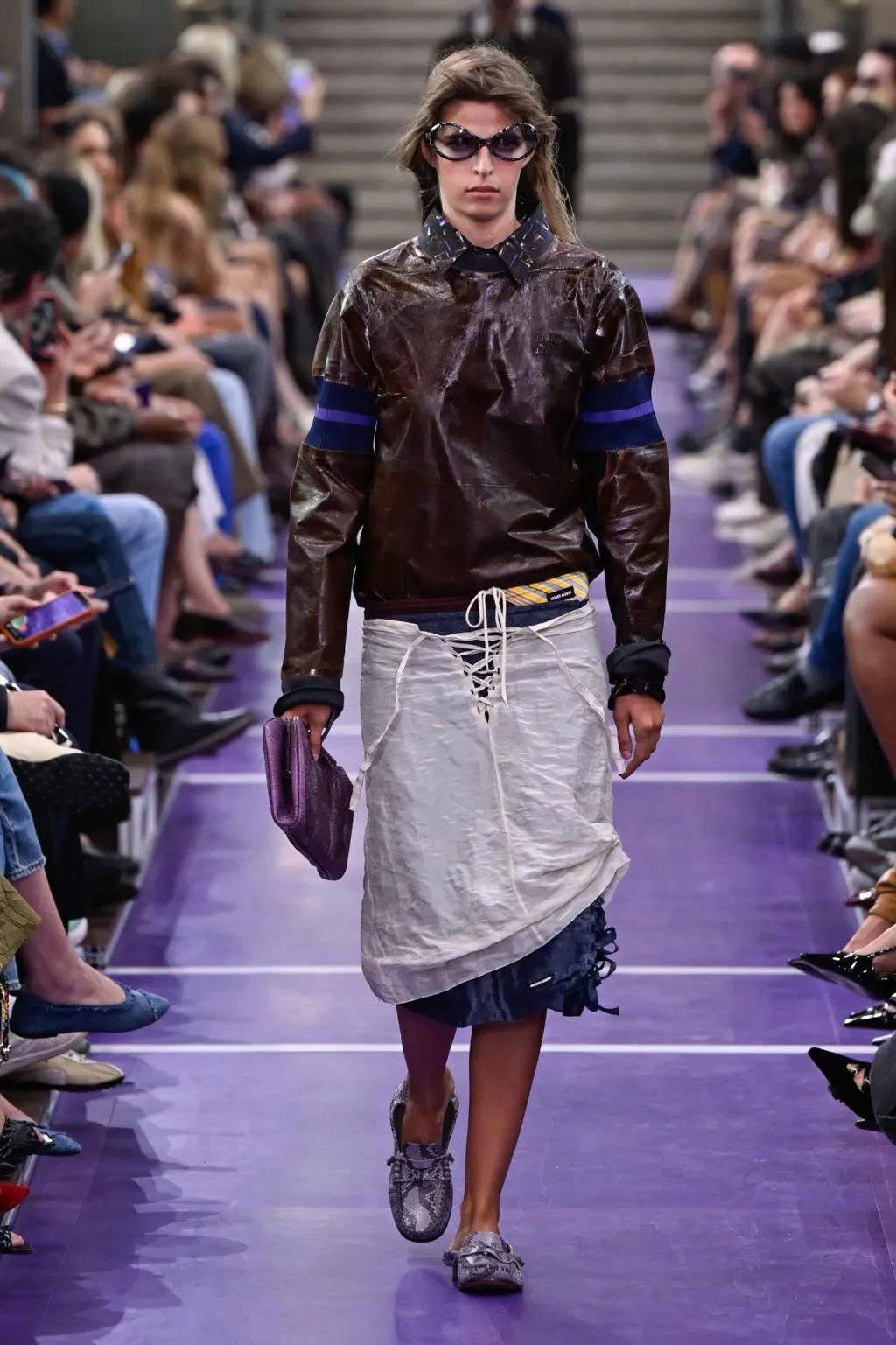 Hinh anh Miu Miu Spring/Summer 2027: Nghệ thuật làm mới những điều quen thuộc 12