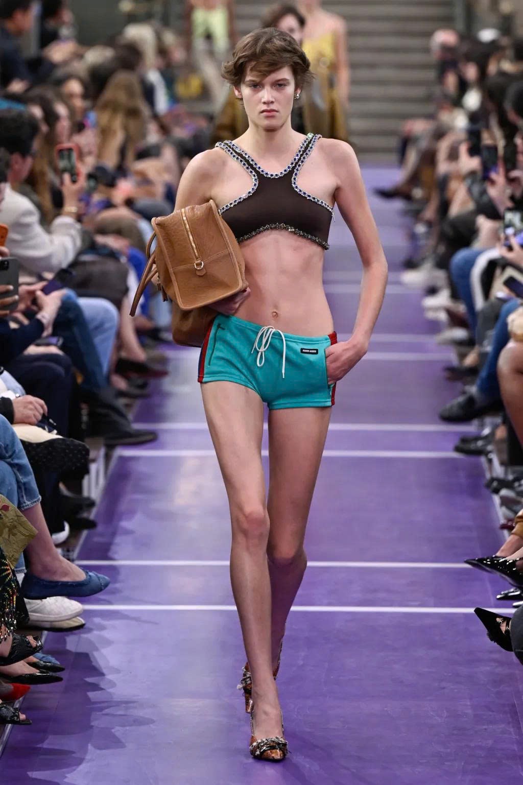 Hinh anh Miu Miu Spring/Summer 2027: Nghệ thuật làm mới những điều quen thuộc 8