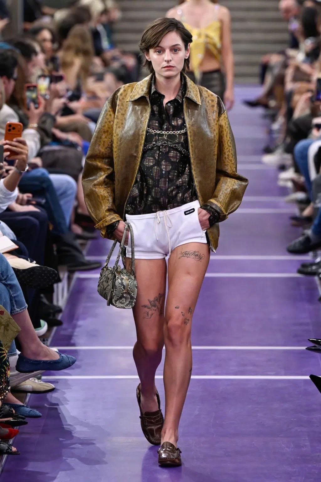 Hinh anh Miu Miu Spring/Summer 2027: Nghệ thuật làm mới những điều quen thuộc 10