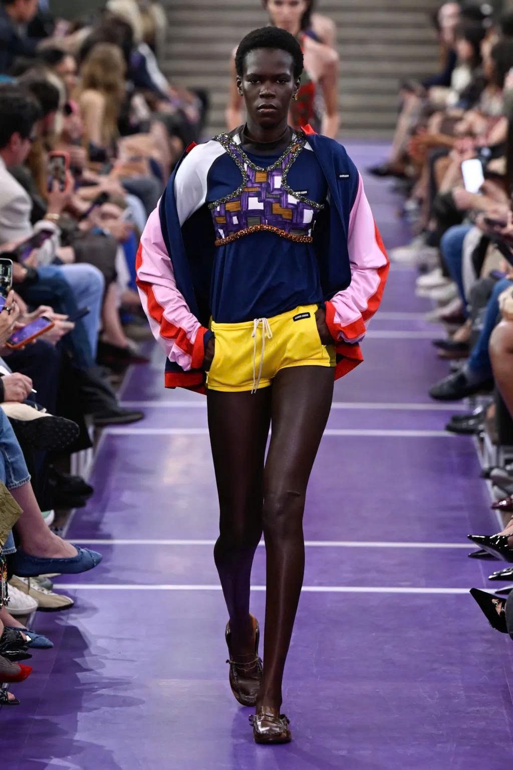 Hinh anh Miu Miu Spring/Summer 2027: Nghệ thuật làm mới những điều quen thuộc 7