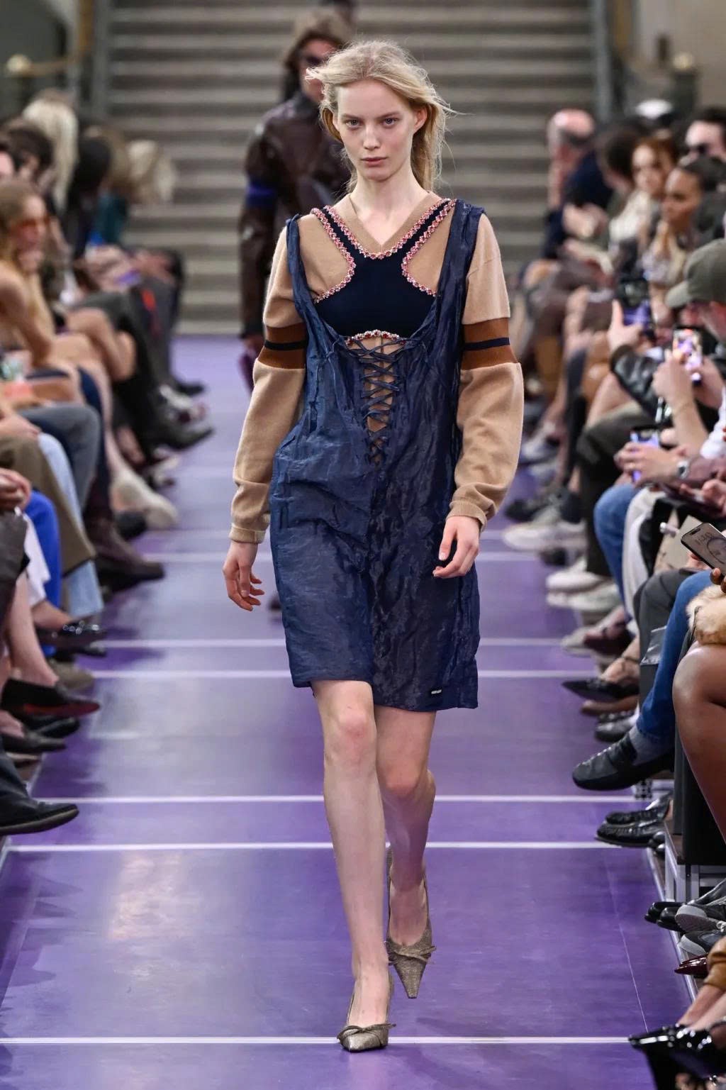 Hinh anh Miu Miu Spring/Summer 2027: Nghệ thuật làm mới những điều quen thuộc 16