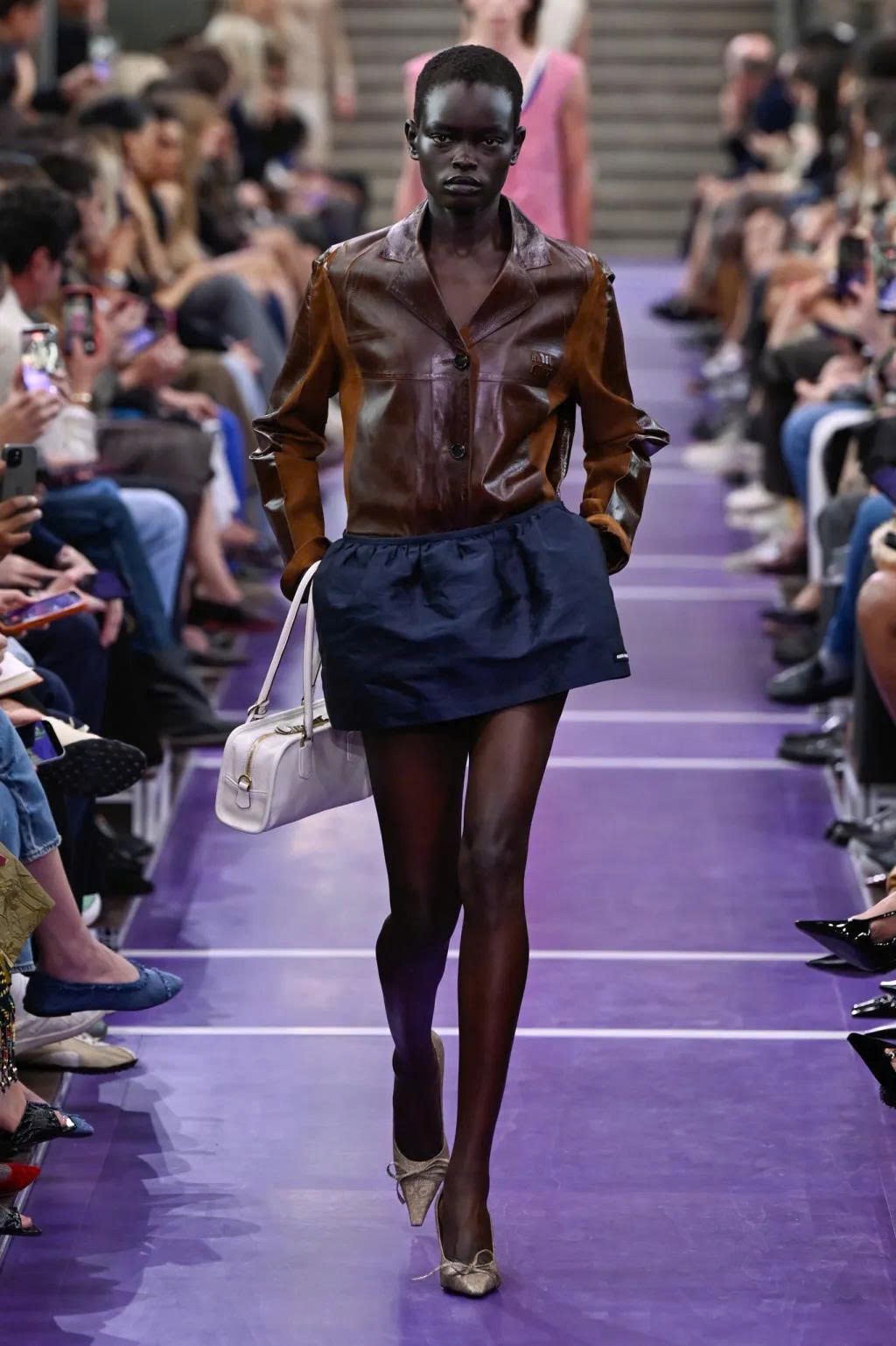 Hinh anh Miu Miu Spring/Summer 2027: Nghệ thuật làm mới những điều quen thuộc 1