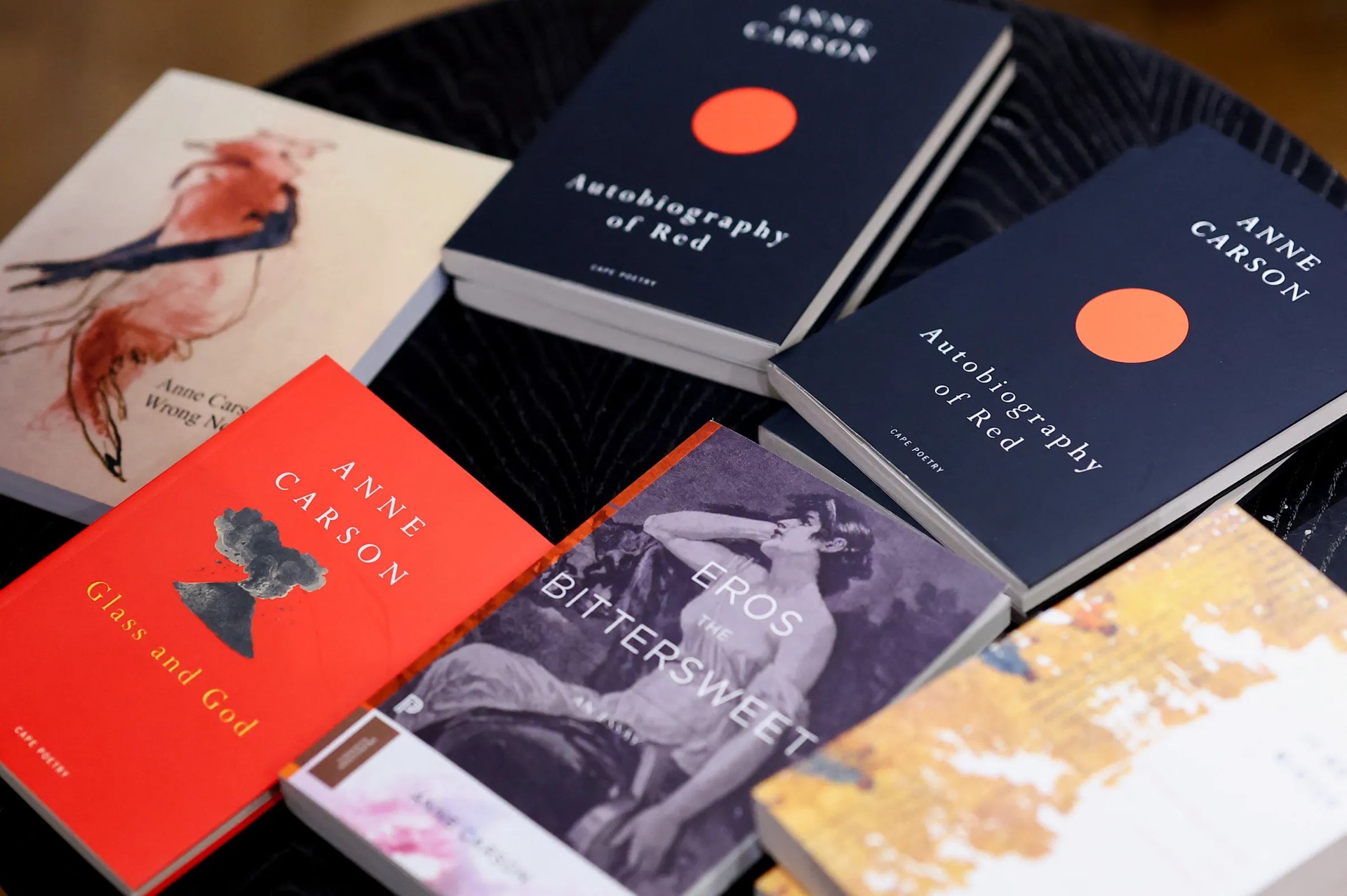 Hinh anh Anne Carson không chỉ là người “khai quật” thông qua dịch thuật, mà còn “trang trí”, làm chúng phát ánh lân quang qua việc đồng sáng tạo, đặt ra những nhãn quan mới với các lăng kính vô cùng đặc biệt. 2