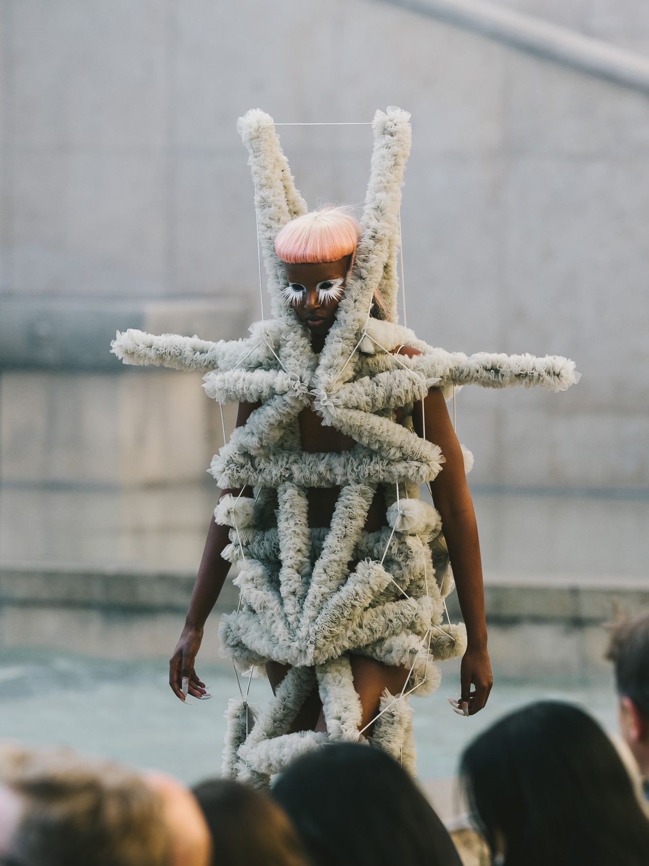 Hinh anh Những thế giới khác lạ tại Paris Fashion Week 3