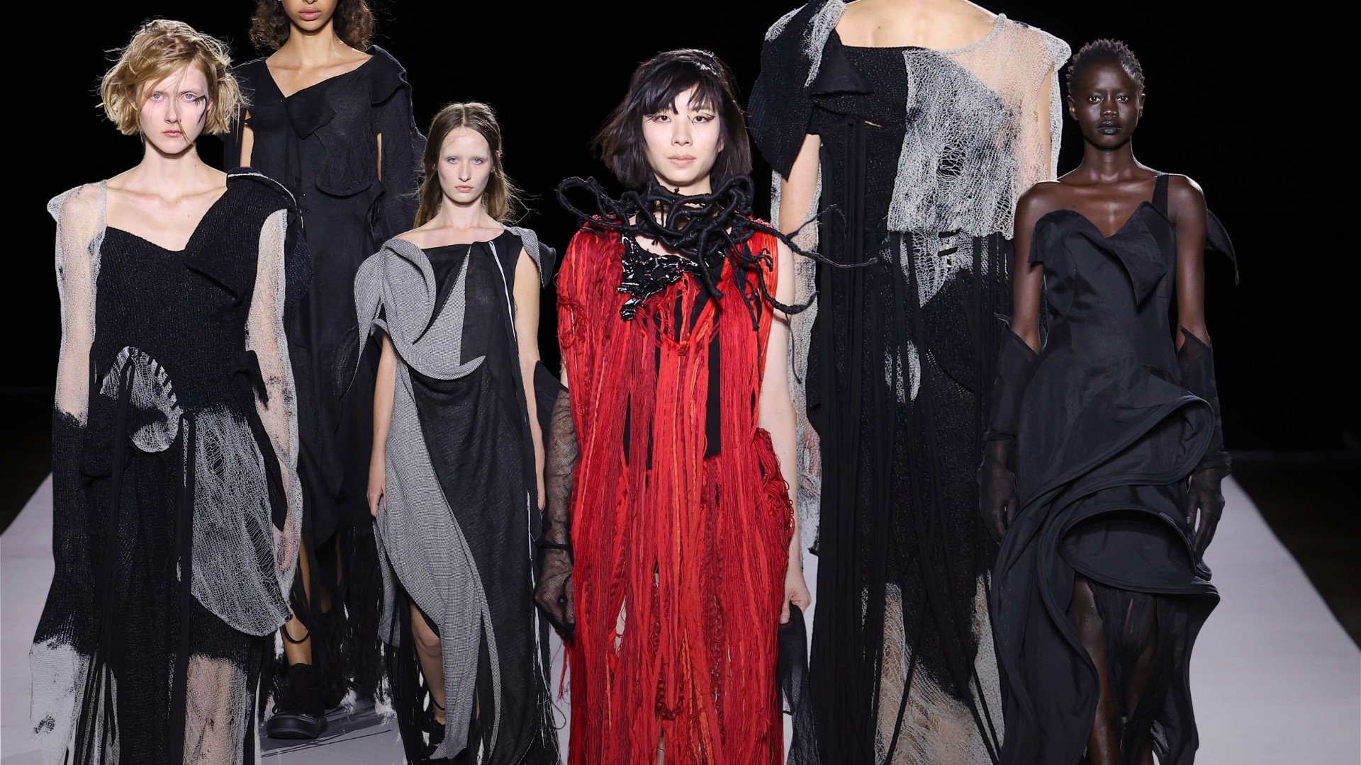 Yohji Yamamoto Xuân Hè 2027: Về với vải và sợi nơi áo quần khởi sinh