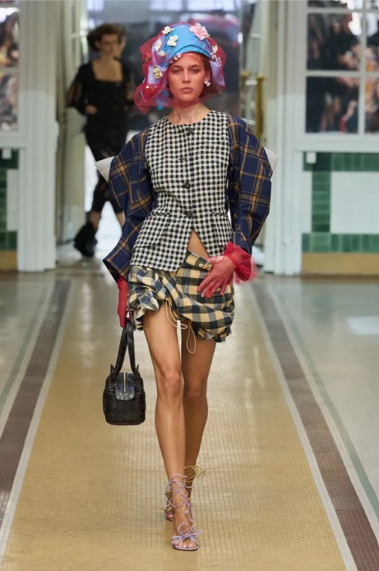 Hinh anh Vivienne Westwood Spring 2027: “Đây là mùa hè” 17