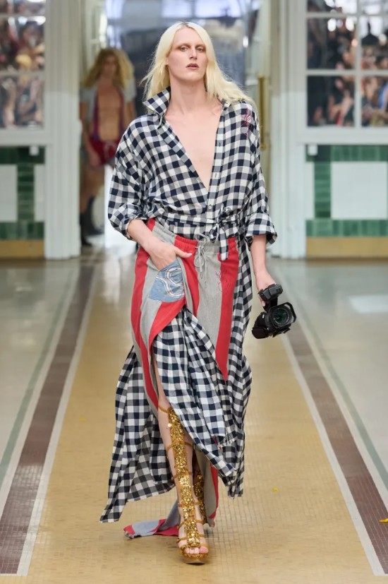 Hinh anh Vivienne Westwood Spring 2027: “Đây là mùa hè” 39