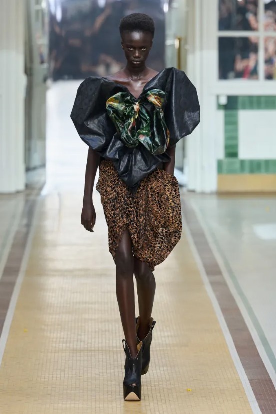 Hinh anh Vivienne Westwood Spring 2027: “Đây là mùa hè” 27