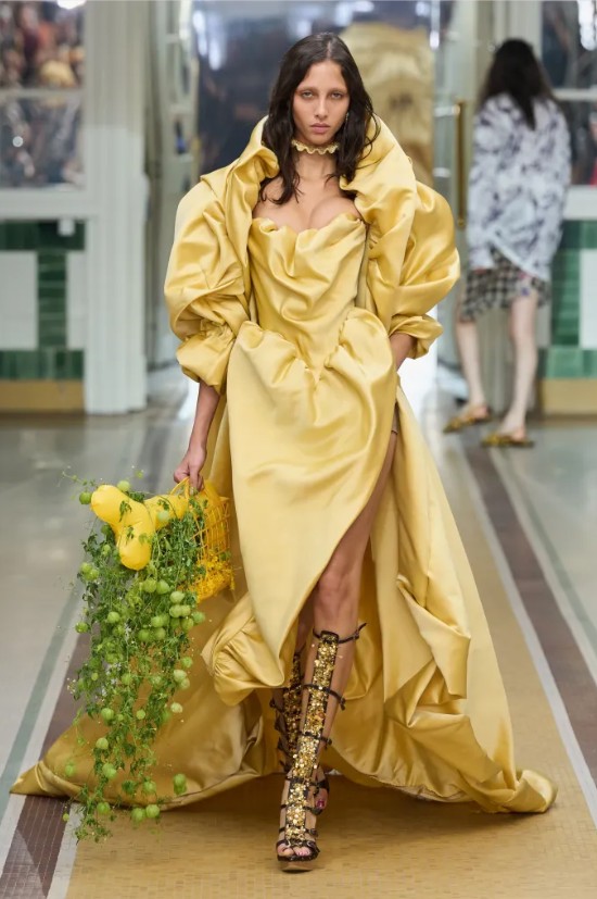 Hinh anh Vivienne Westwood Spring 2027: “Đây là mùa hè” 2
