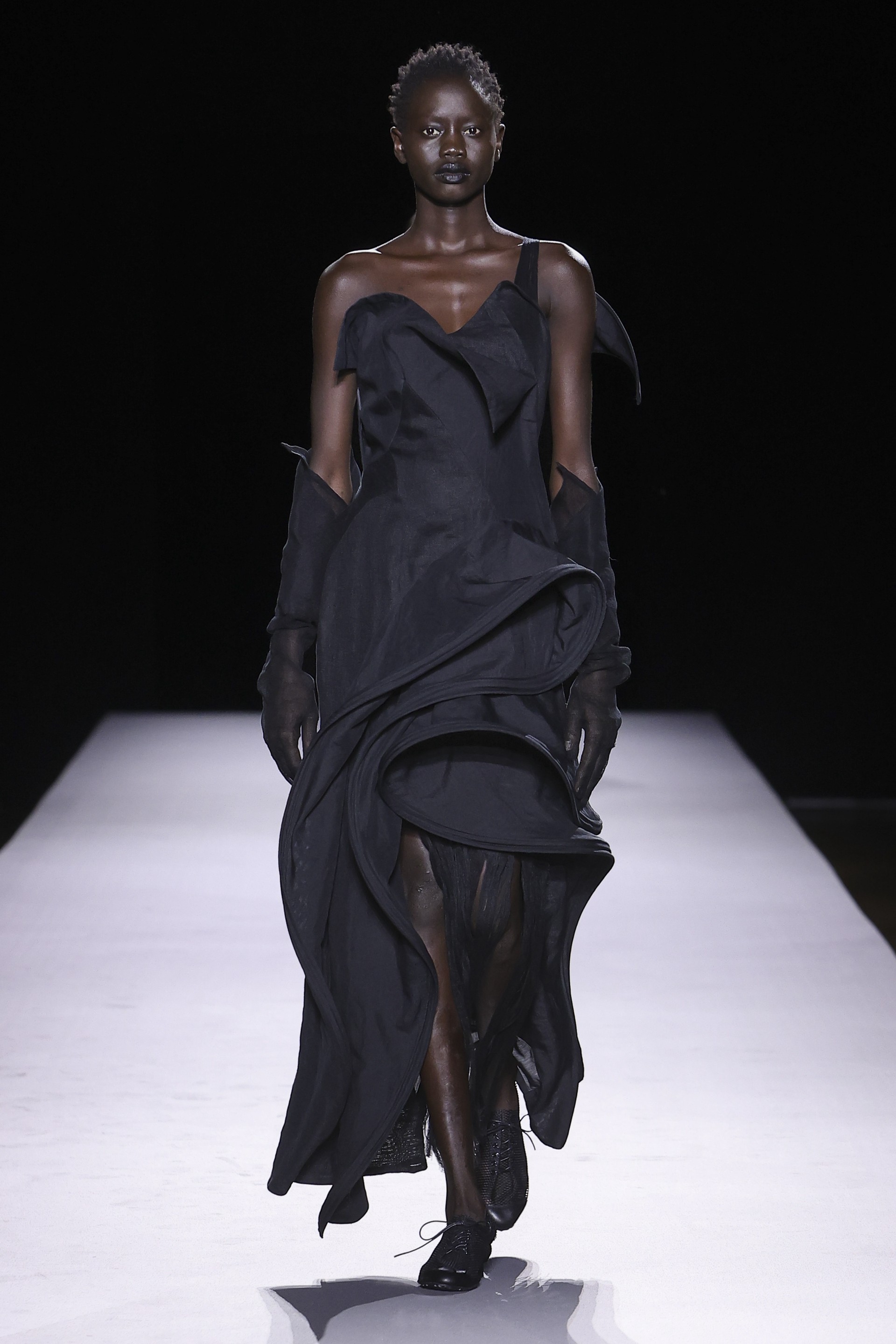 Hinh anh Yohji Yamamoto Xuân Hè 2027: Về với vải và sợi nơi áo quần khởi sinh 2