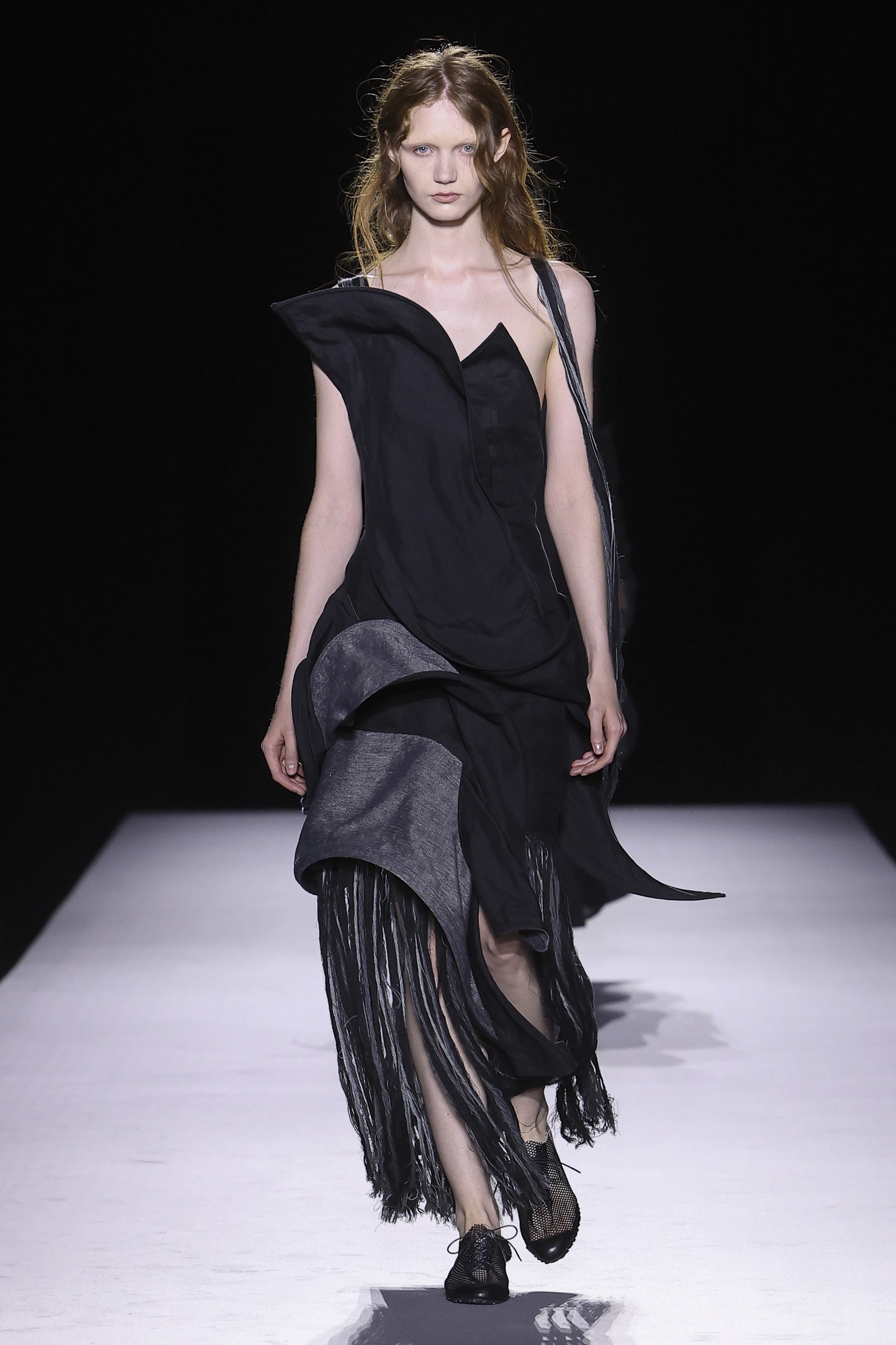 Hinh anh Yohji Yamamoto Xuân Hè 2027: Về với vải và sợi nơi áo quần khởi sinh 3