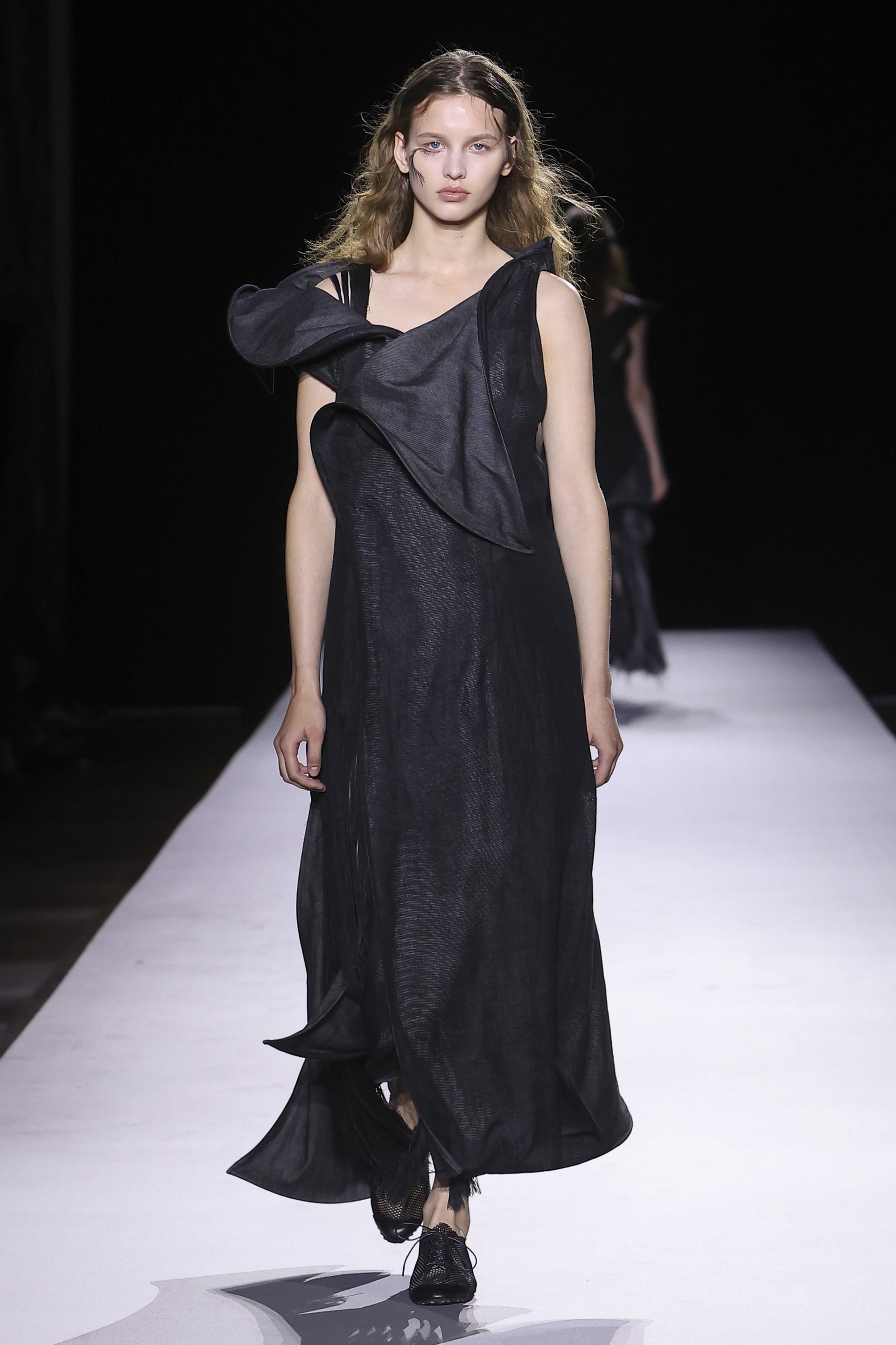 Hinh anh Yohji Yamamoto Xuân Hè 2027: Về với vải và sợi nơi áo quần khởi sinh 4