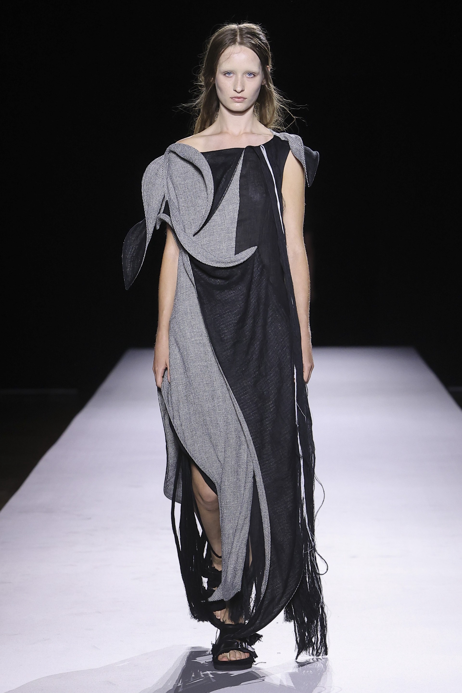 Hinh anh Yohji Yamamoto Xuân Hè 2027: Về với vải và sợi nơi áo quần khởi sinh 5