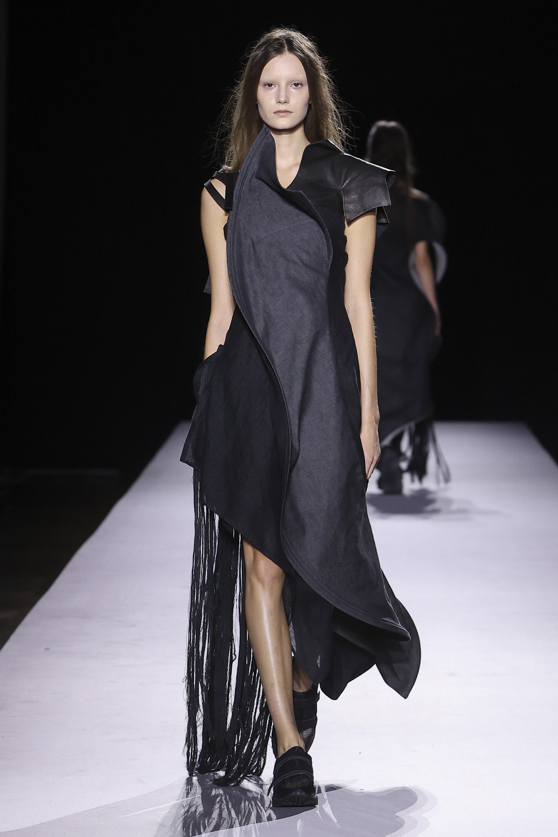 Hinh anh Yohji Yamamoto Xuân Hè 2027: Về với vải và sợi nơi áo quần khởi sinh 6