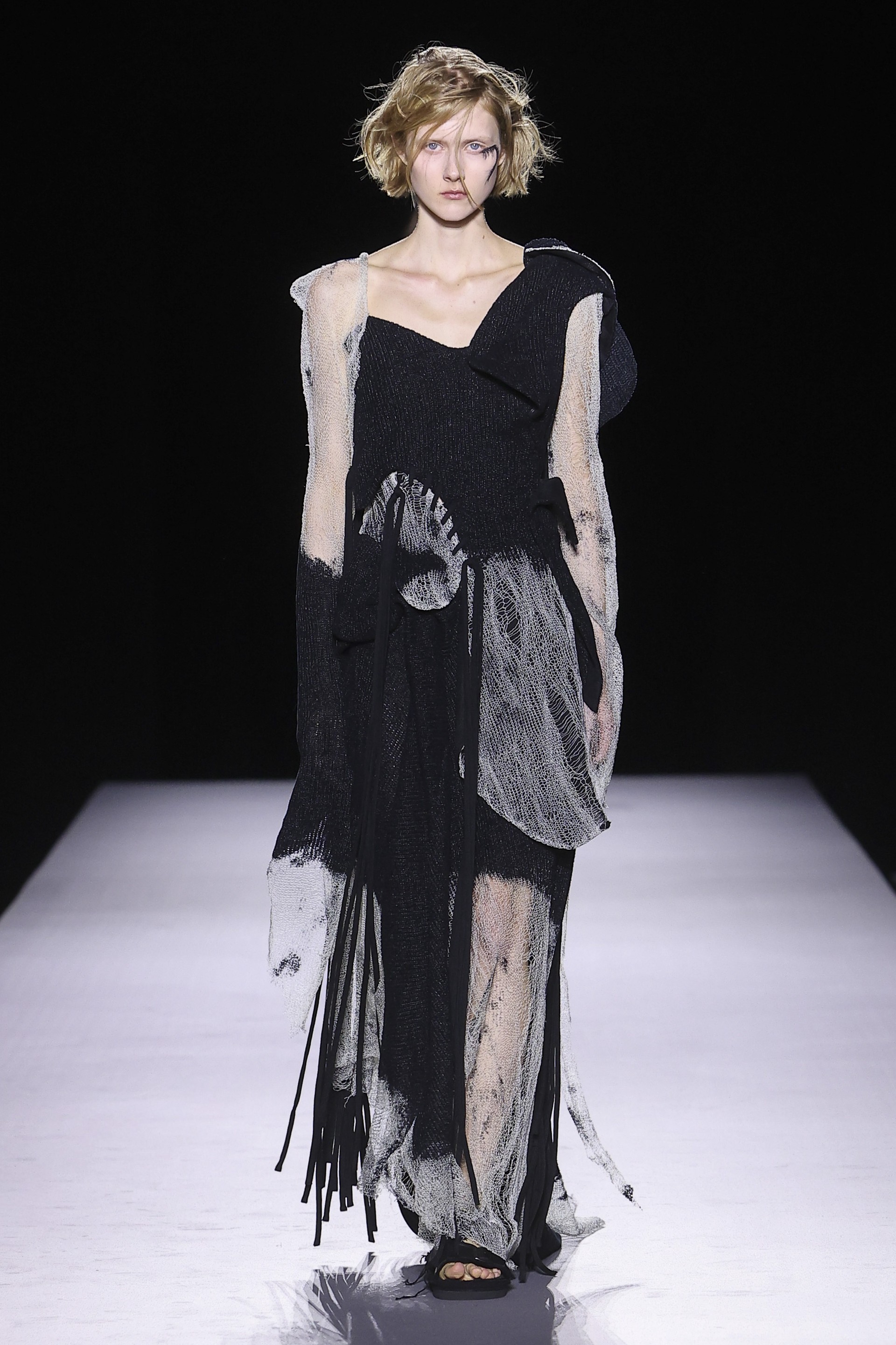 Hinh anh Yohji Yamamoto Xuân Hè 2027: Về với vải và sợi nơi áo quần khởi sinh 7