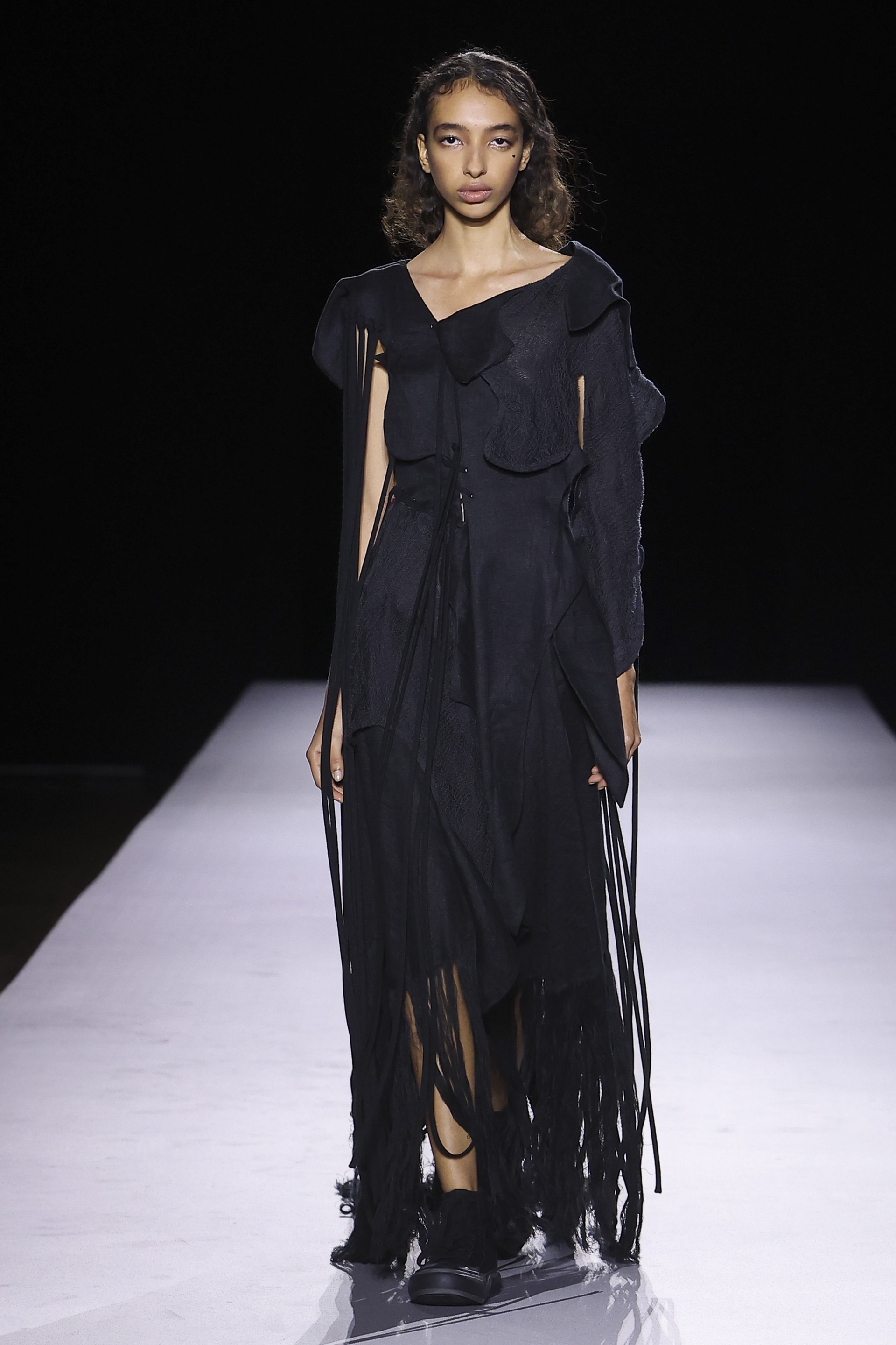 Hinh anh Yohji Yamamoto Xuân Hè 2027: Về với vải và sợi nơi áo quần khởi sinh 8