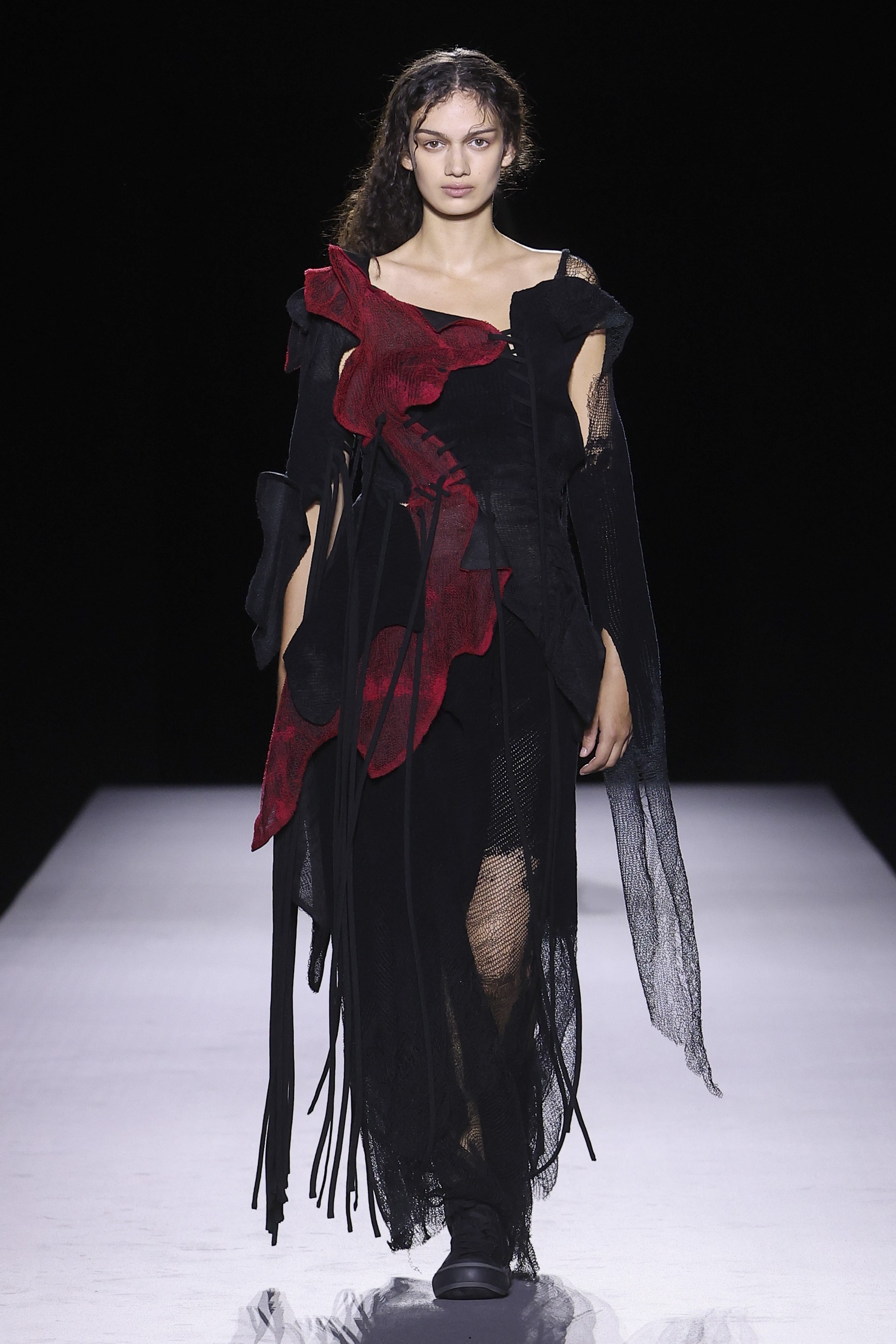 Hinh anh Yohji Yamamoto Xuân Hè 2027: Về với vải và sợi nơi áo quần khởi sinh 9