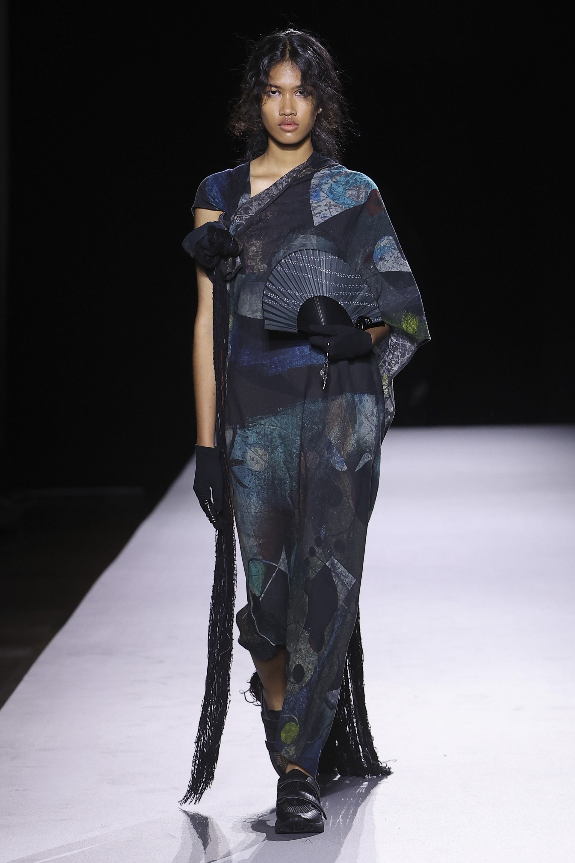Hinh anh Yohji Yamamoto Xuân Hè 2027: Về với vải và sợi nơi áo quần khởi sinh 13