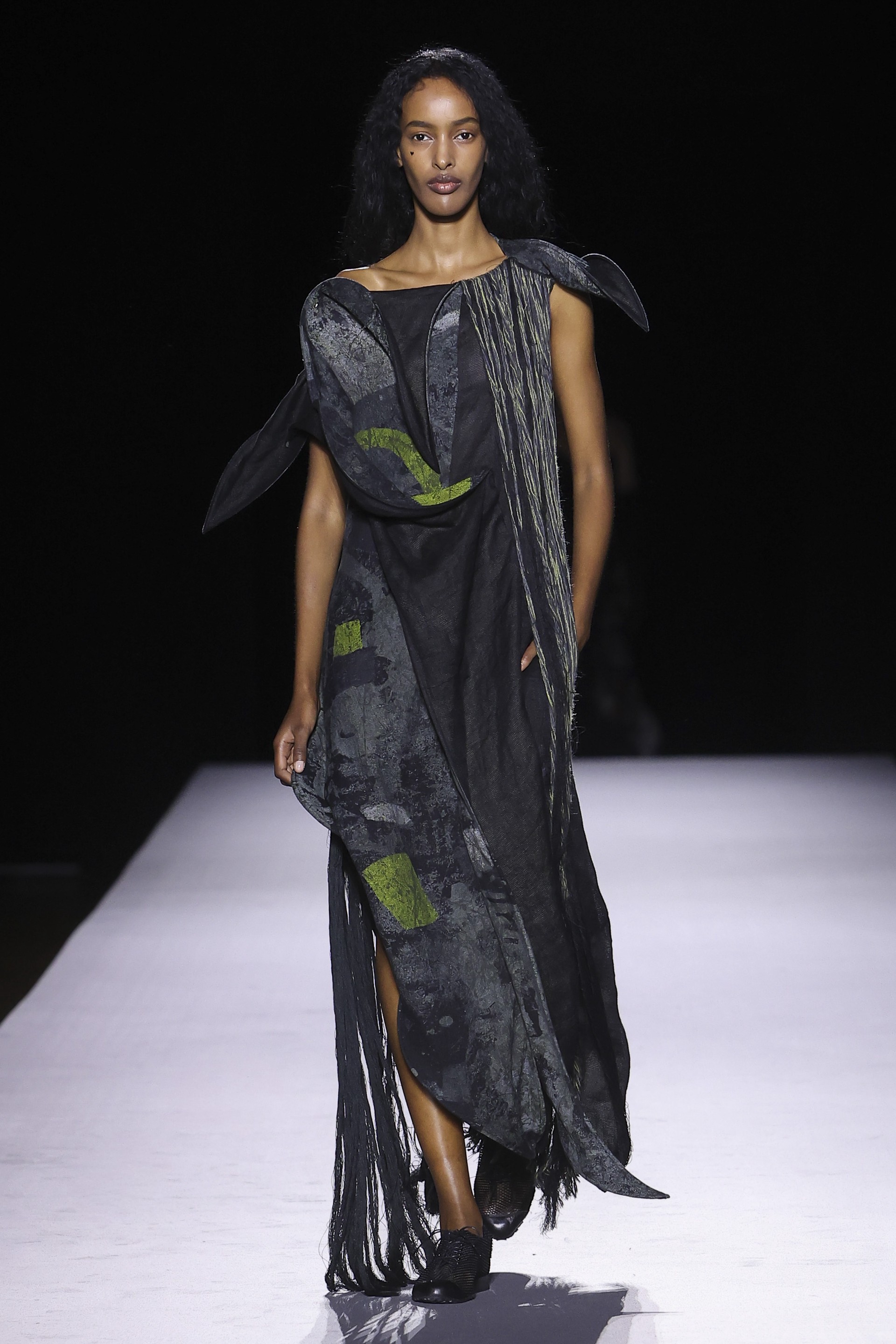 Hinh anh Yohji Yamamoto Xuân Hè 2027: Về với vải và sợi nơi áo quần khởi sinh 16