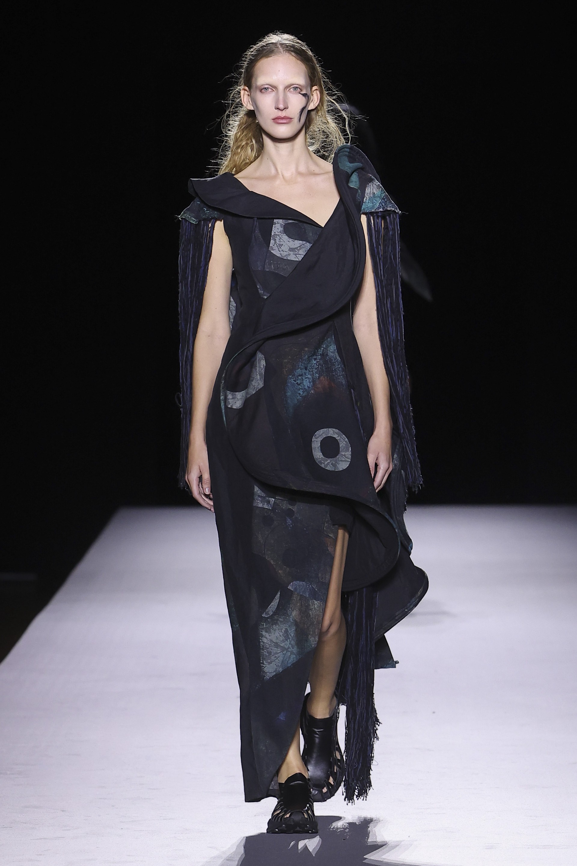 Hinh anh Yohji Yamamoto Xuân Hè 2027: Về với vải và sợi nơi áo quần khởi sinh 17