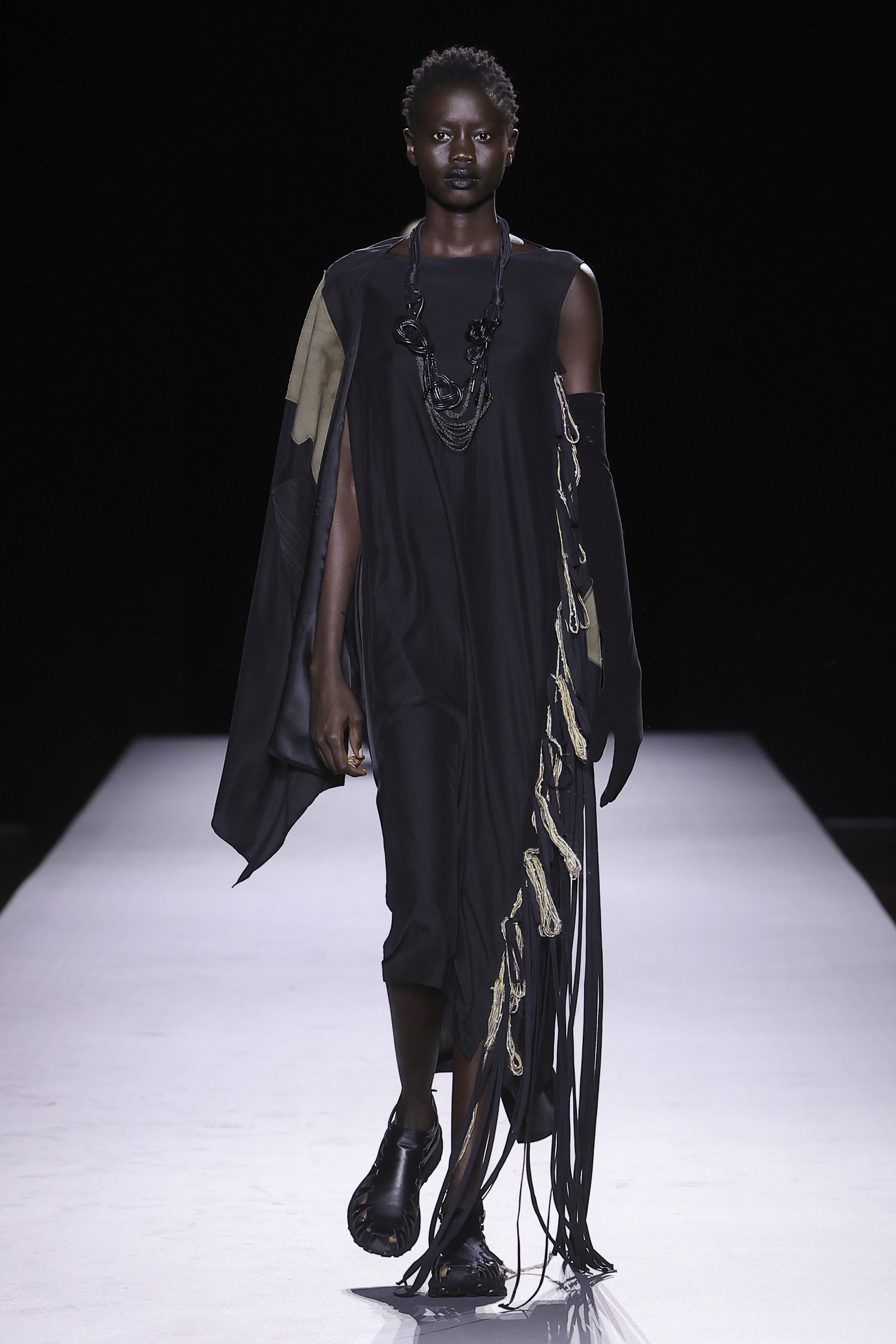 Hinh anh Yohji Yamamoto Xuân Hè 2027: Về với vải và sợi nơi áo quần khởi sinh 18