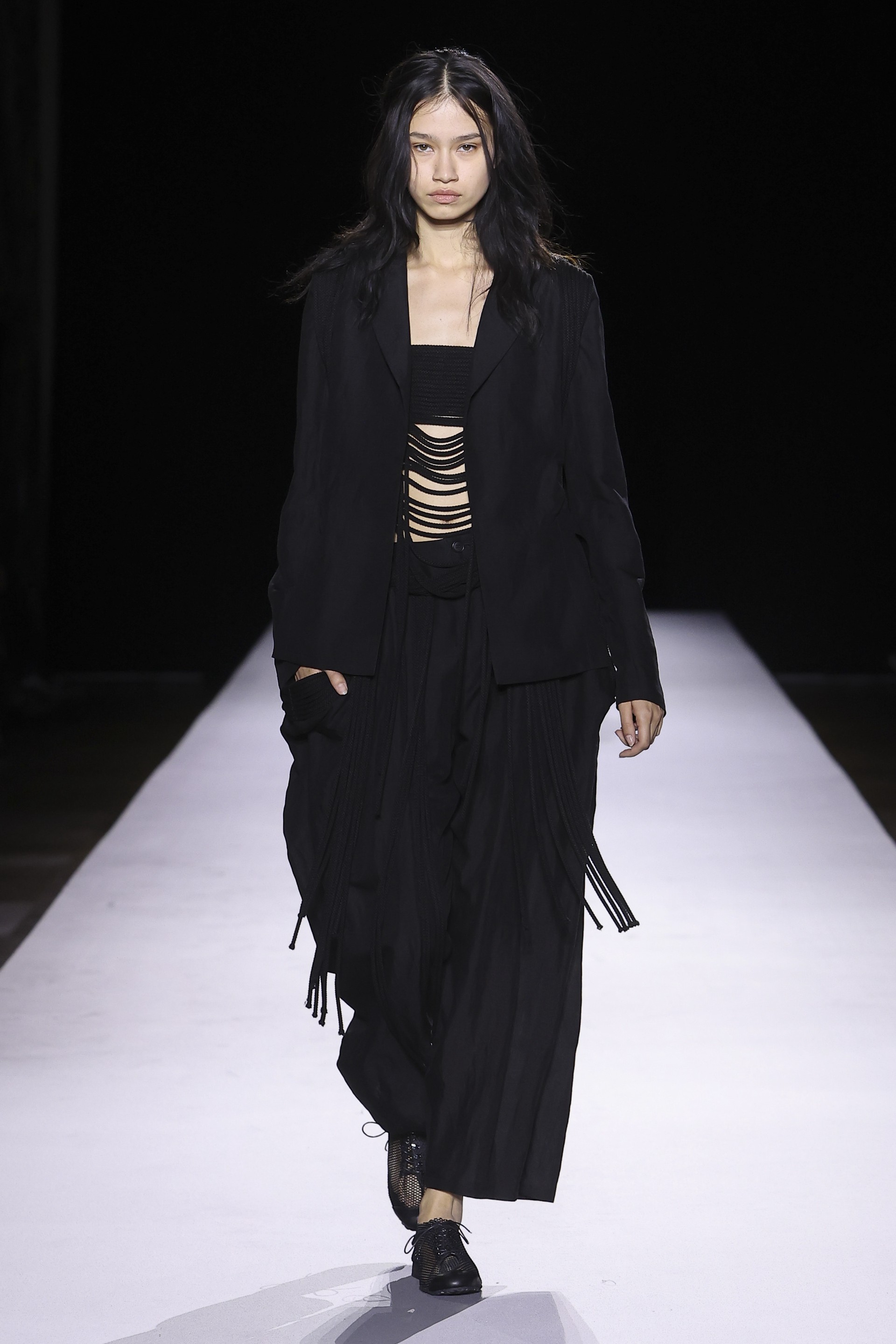 Hinh anh Yohji Yamamoto Xuân Hè 2027: Về với vải và sợi nơi áo quần khởi sinh 21