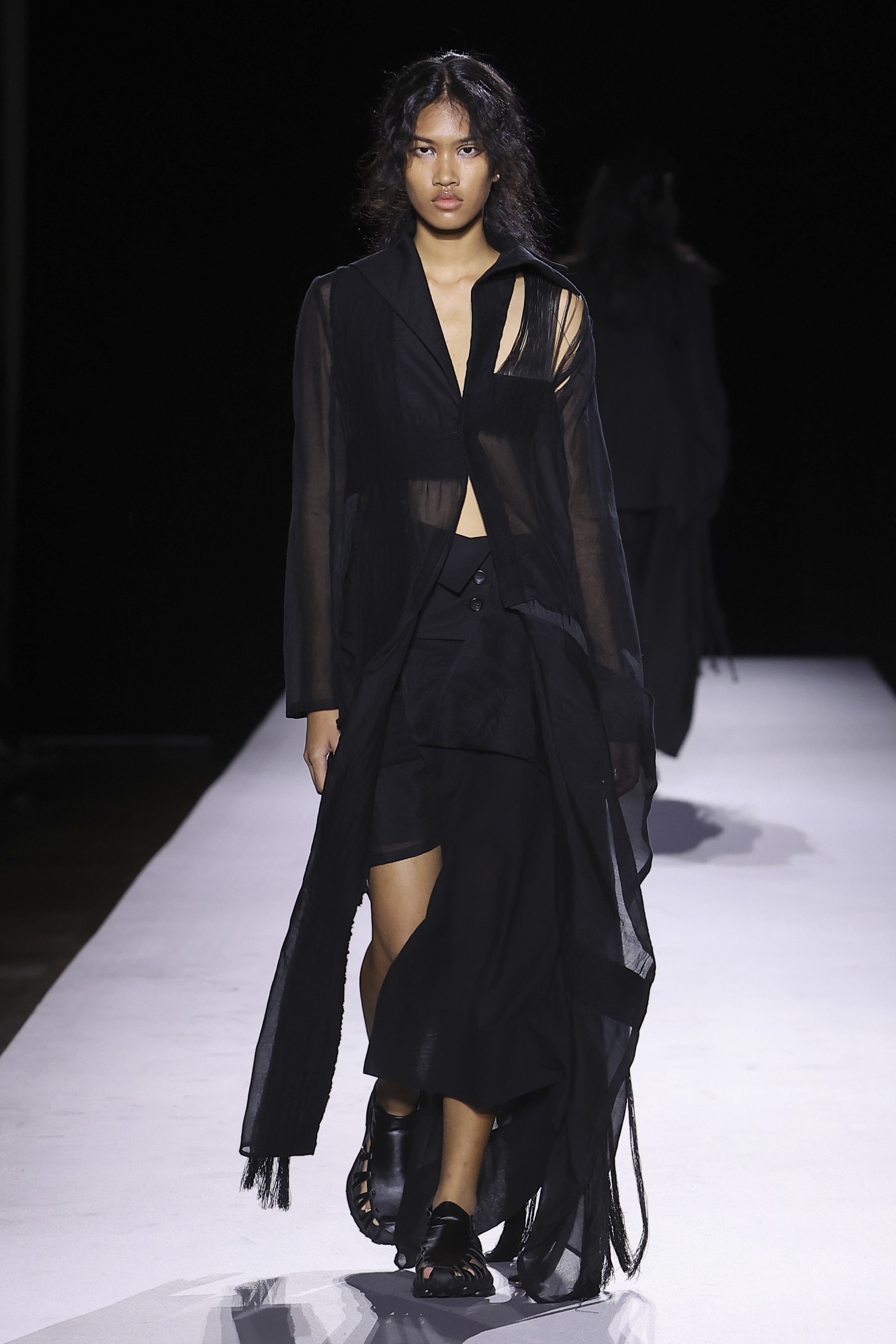 Hinh anh Yohji Yamamoto Xuân Hè 2027: Về với vải và sợi nơi áo quần khởi sinh 22